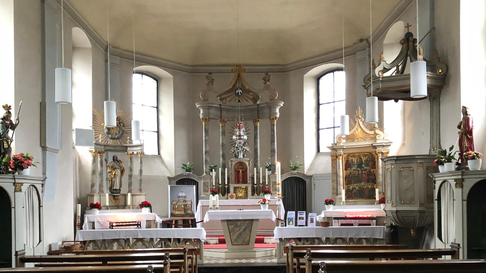 Eine Woche lang ist die kleine Kirche St. Georg in Neuenhoven Mittelpunkt der Wallfahrt. Seit über 640 Jahren gibt es die Oktav. (c) Garnet Manecke