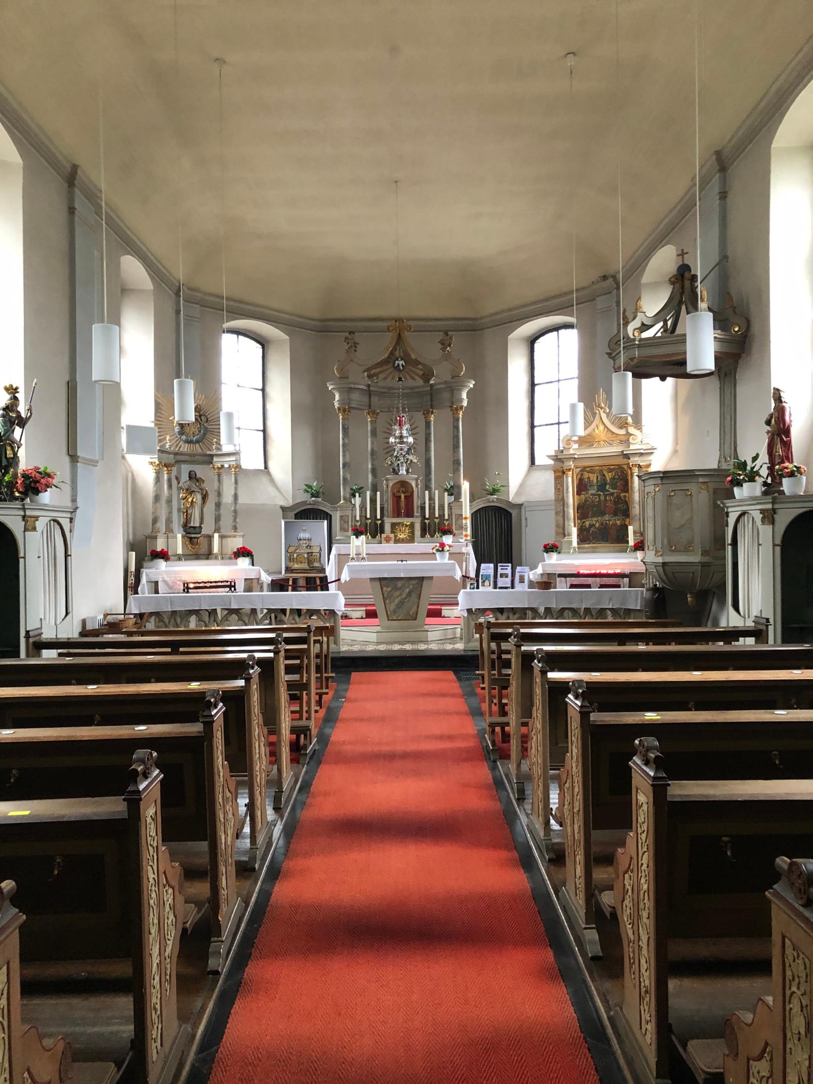 Eine Woche lang ist die kleine Kirche St. Georg in Neuenhoven Mittelpunkt der Wallfahrt. Seit über 640 Jahren gibt es die Oktav. (c) Garnet Manecke