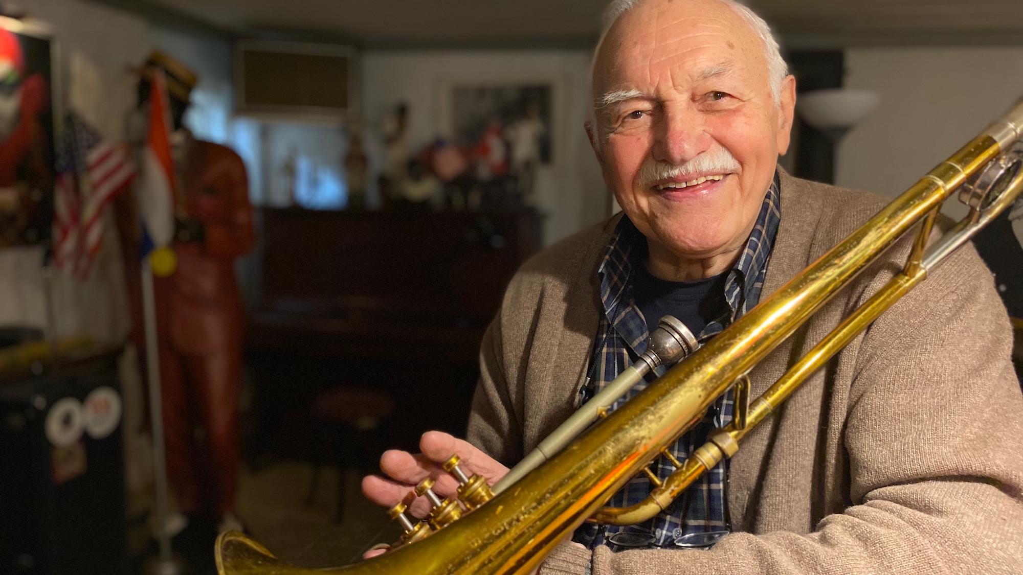 Trompete und Posaune sind seit 70 Jahren seine treuen Begleiterinnen. Zu Konzerten trägt Walter Maaßen einen Hut, um Spenden zu sammeln. (c) Garnet Manecke