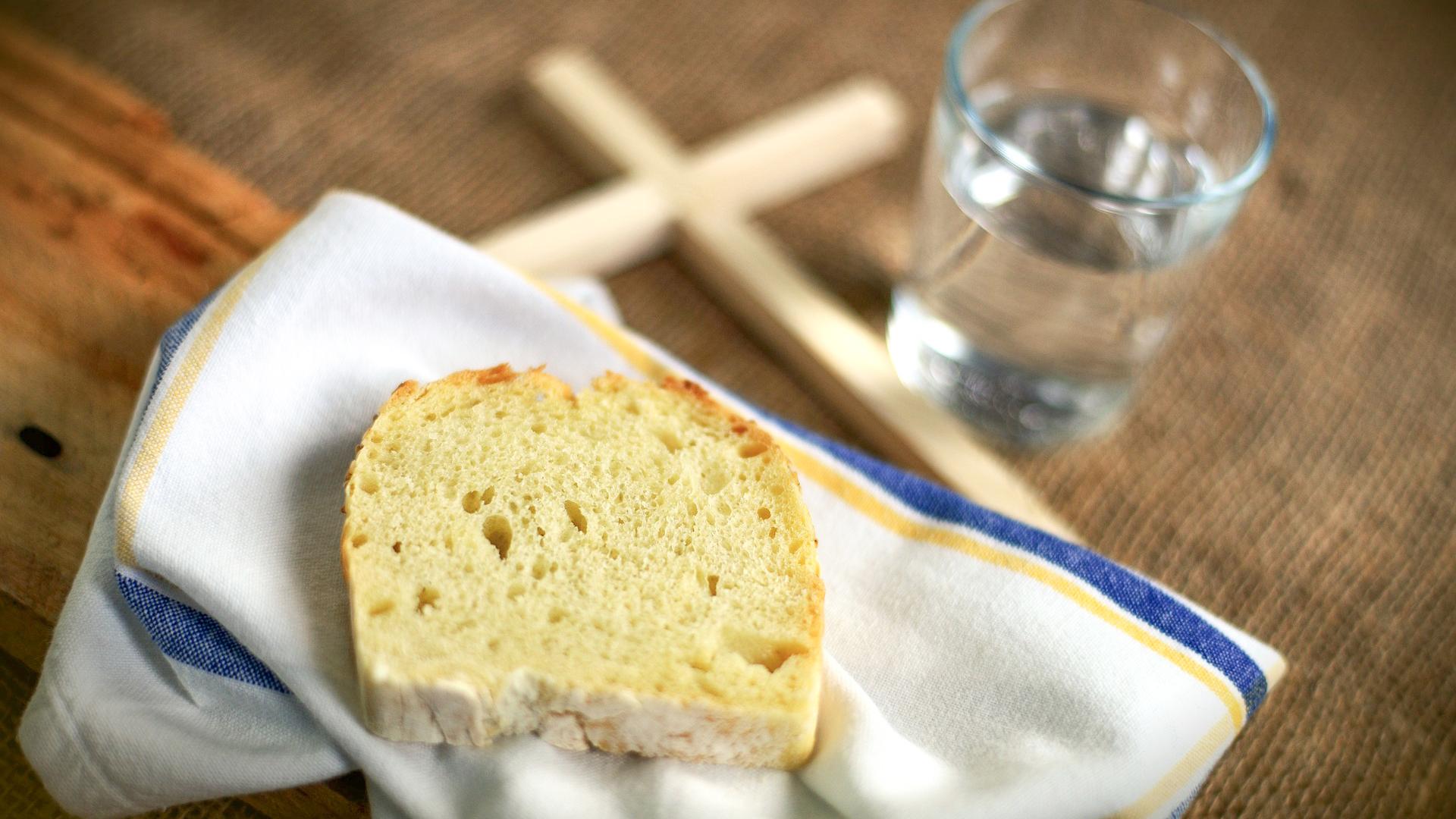 Brot und Wasser stehen stellvertretend für das klassische Fasten. (c) www.pixabay.com