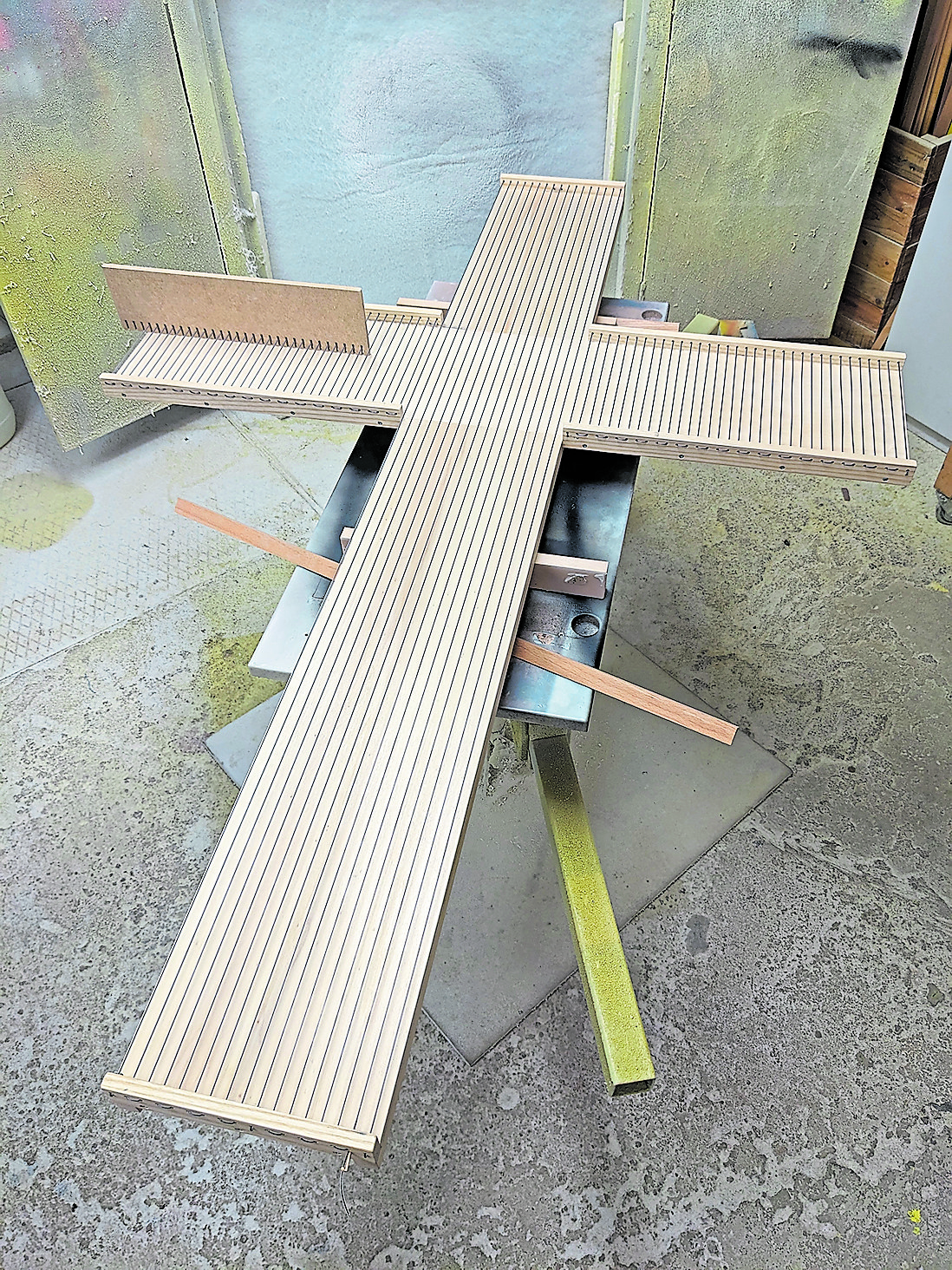 Weil der Kettfaden für das große Kreuz stärker sein musste, verzog sich anfangs das Holz. (c) Tobias Schroeder