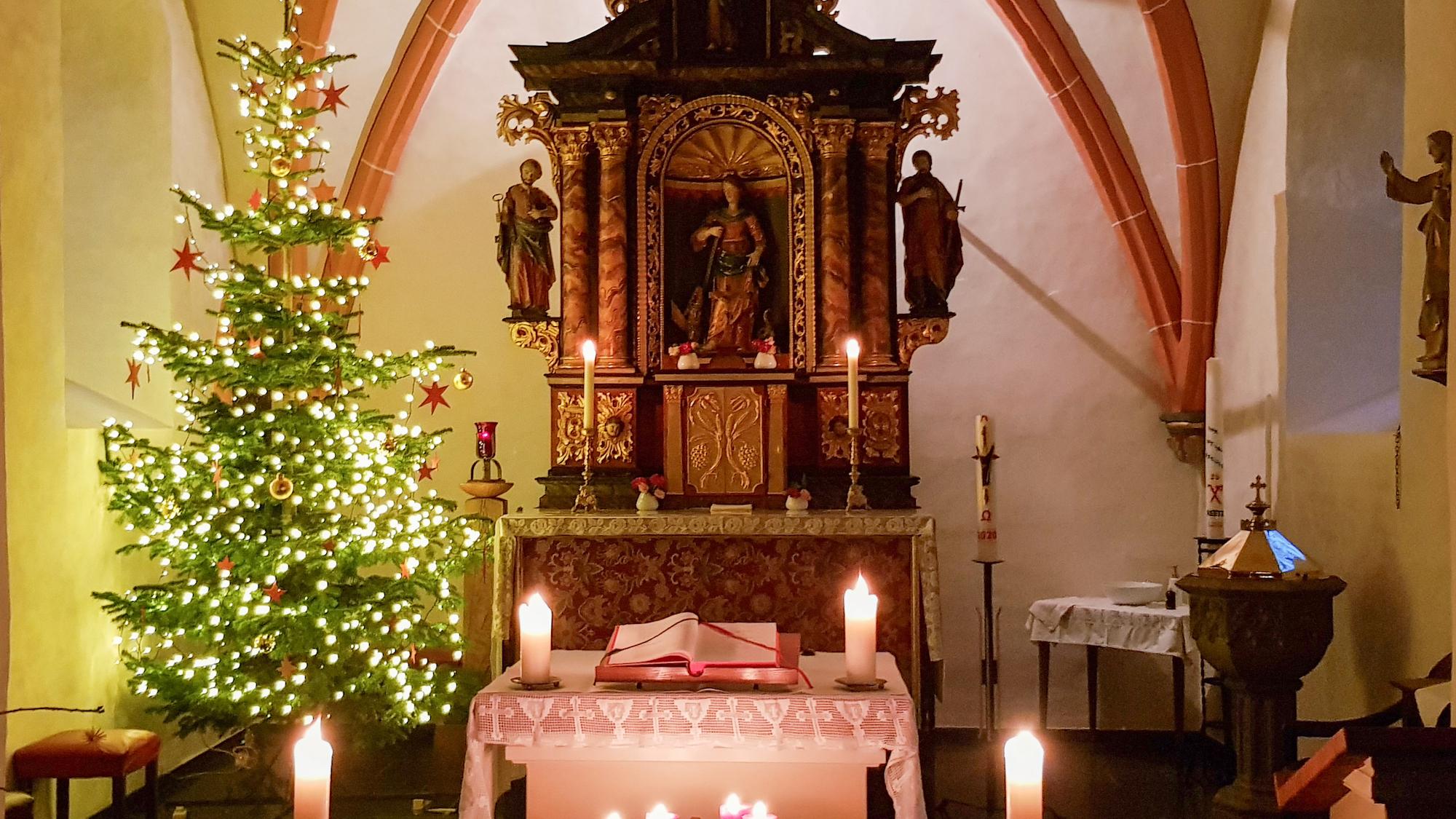 Am Samstag vor Heiligabend wird in Reetz der Baum geschmückt. (c) privat