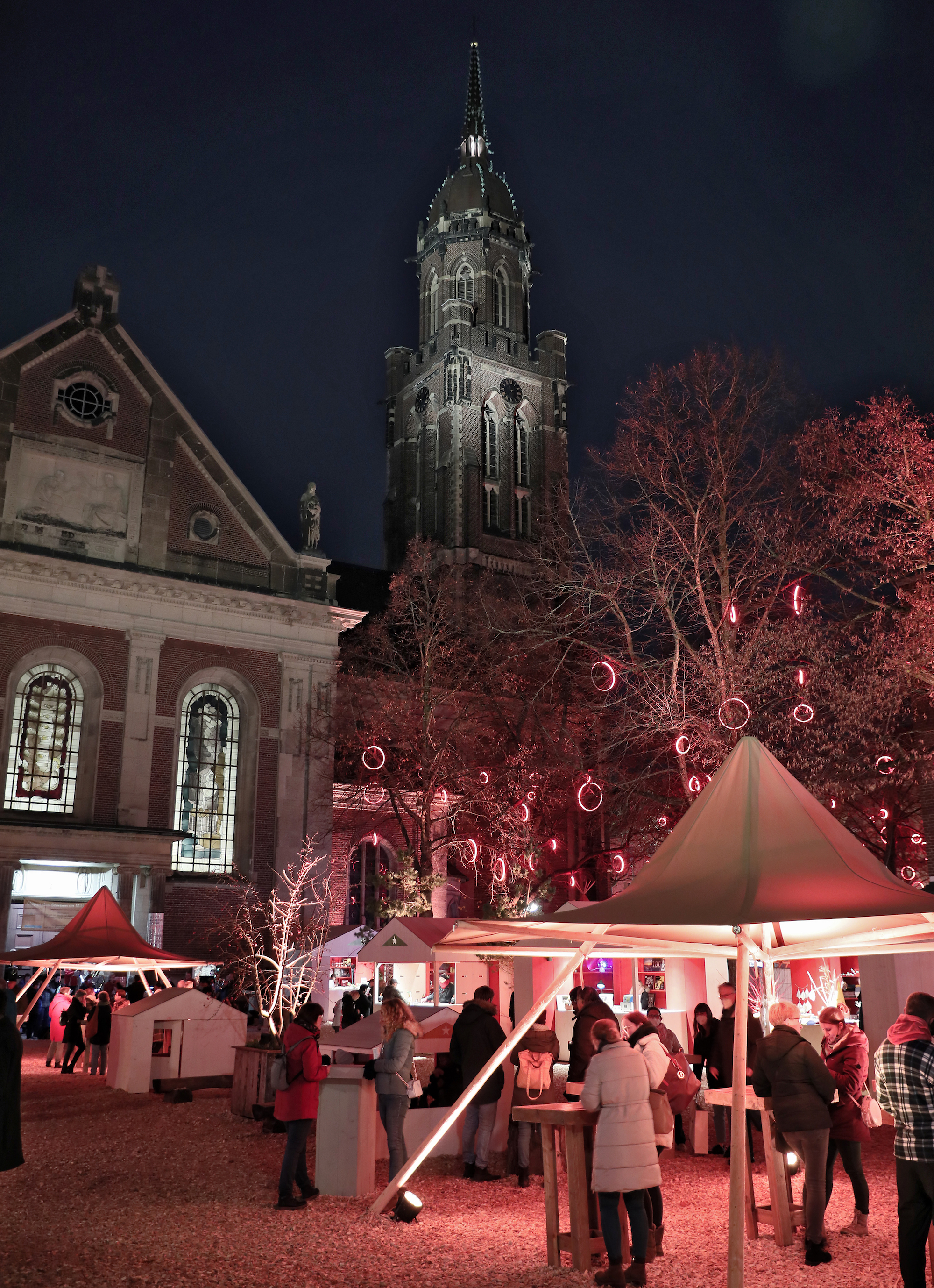 Inmitten des Weihnachtsmarkttrubels in Krefeld halt die Dionysiuskirche ihre Türe geöffnet. (c) Stadt Krefeld/Dirk Jochmann