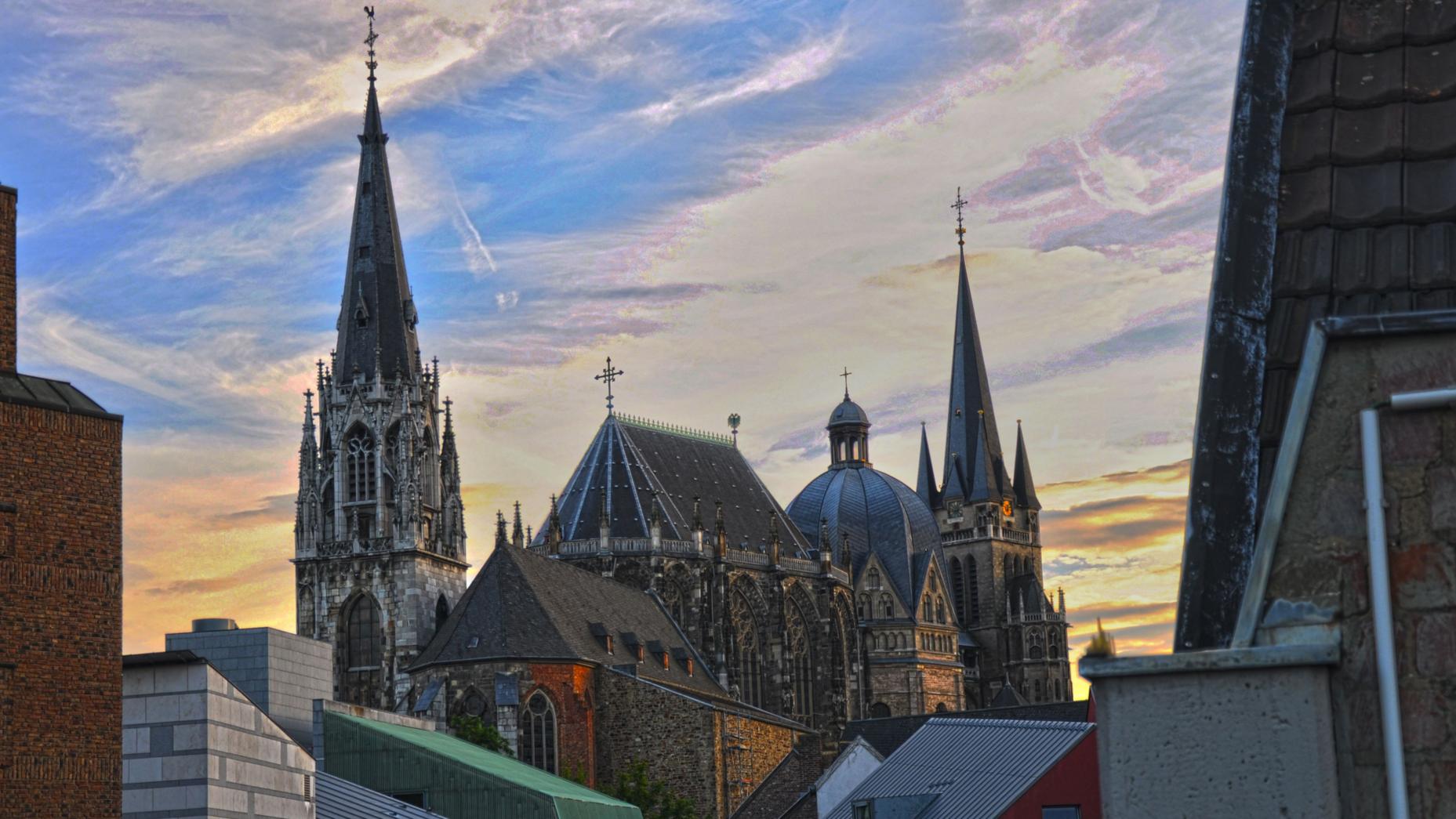 Der Dom ist das Wahrzeichen von Aachen und schon von Weitem sichtbar. (c) Christoph Froning/pixelio.de
