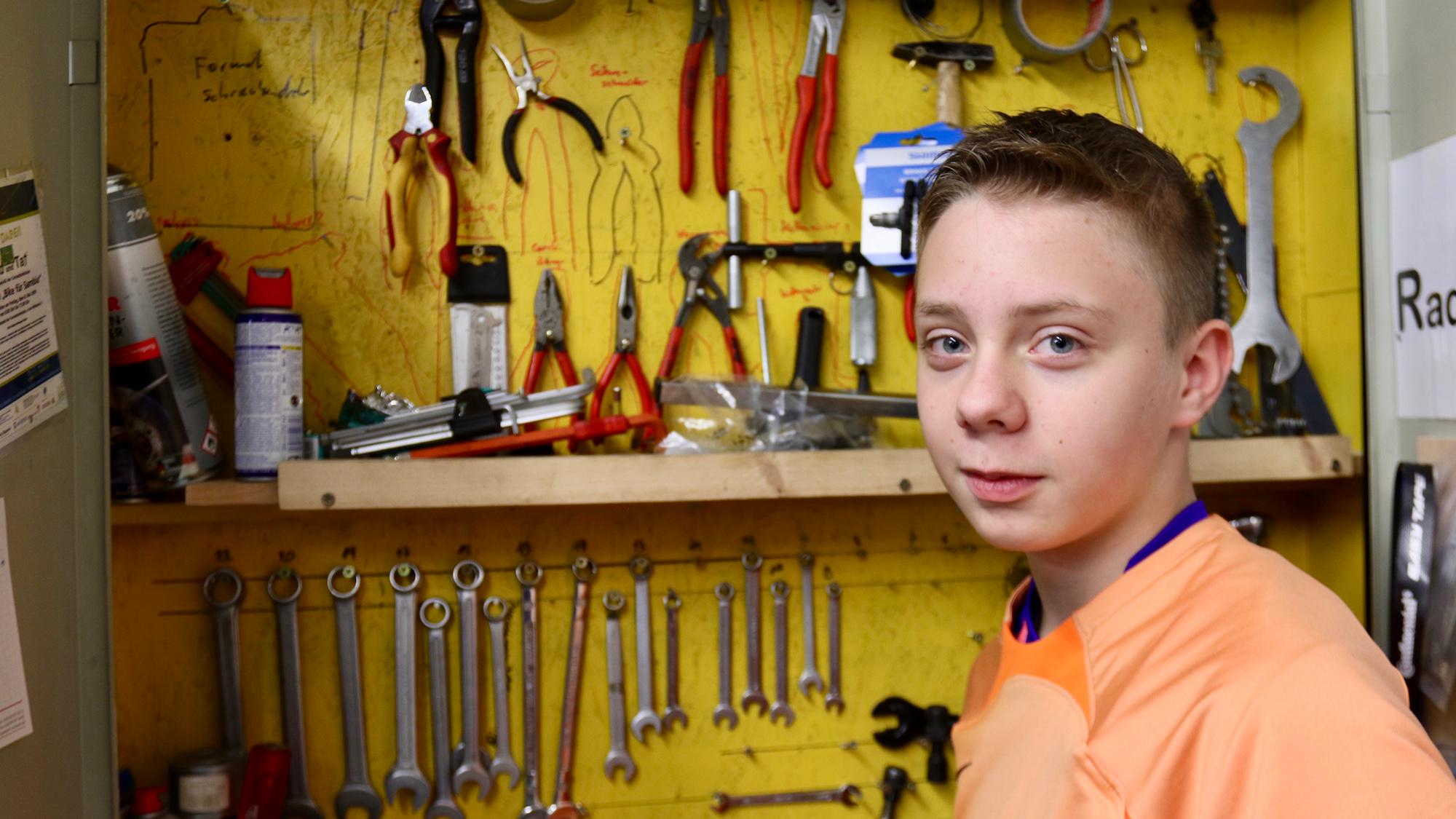 Max besucht die Schule Athenée Royal in Düren und ist gerne Teil des Werkstatt-Teams. (c) Stephan Johnen