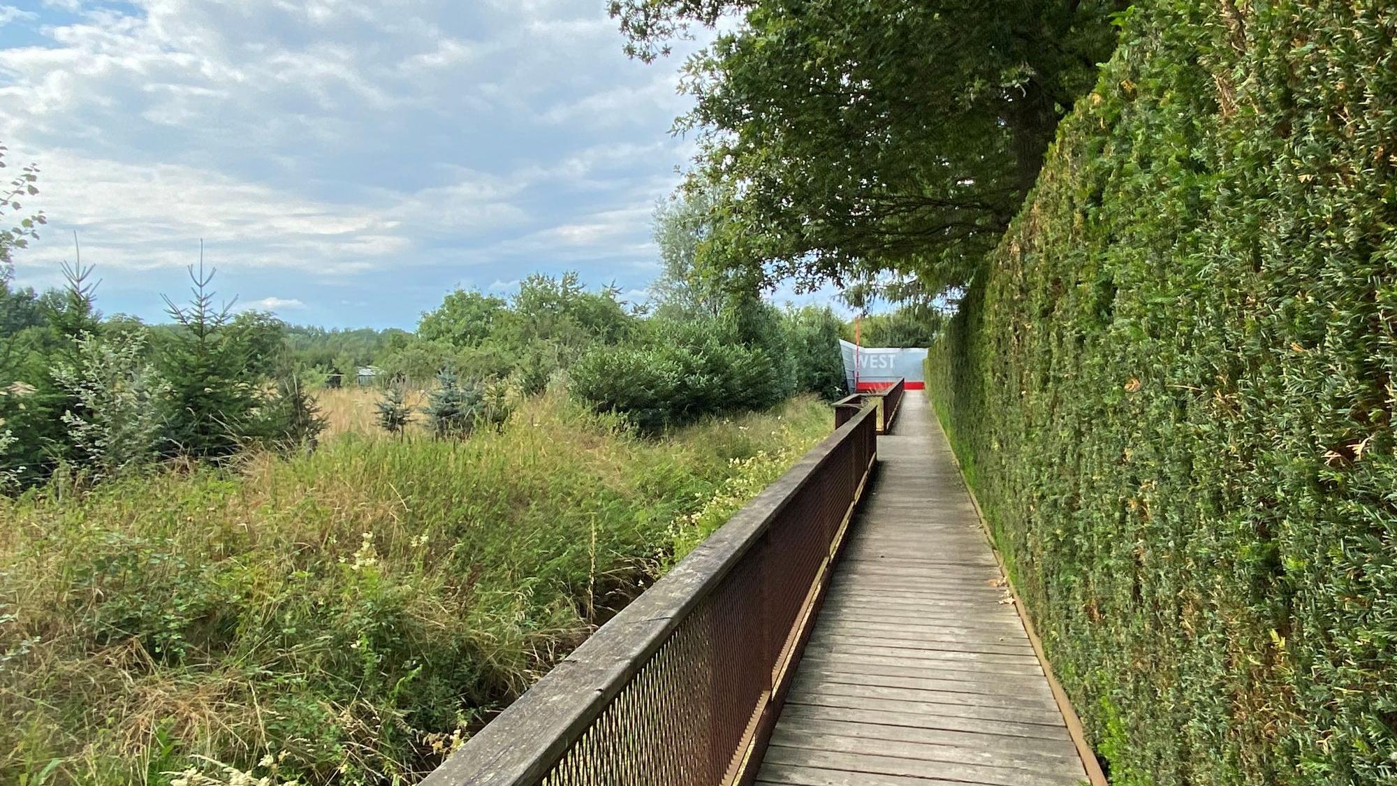 Ein langer Steg führt zum westlichsten Punkt Deutschlands. (c) Garnet Manecke