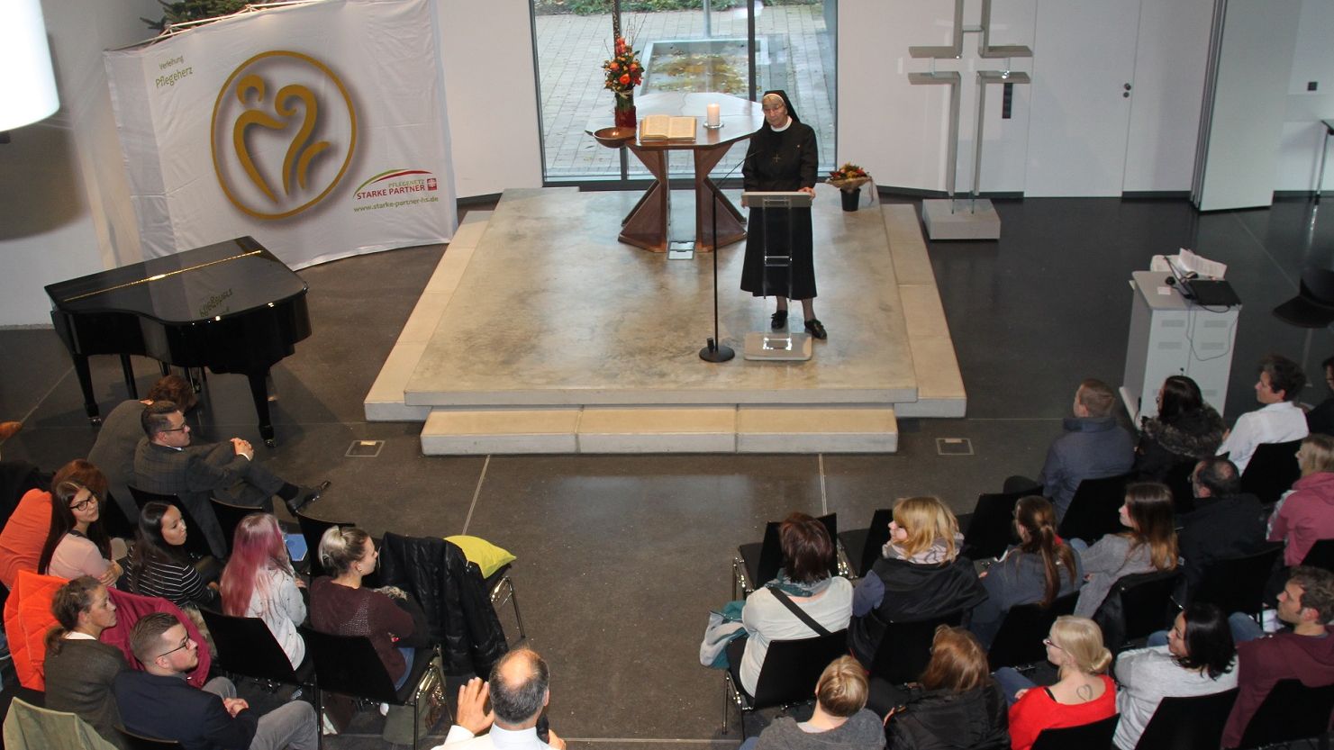 Sr. Liliane Juchli hat das bis heute gültige Standardwerk für die Pflege geschrieben, „den Juchli“. Vor Auszubildenden berichtete sie, wie sich die Pflege im Lauf der Zeit verändert hat. (c) Verbund Starke Partner – Pflegenetzt/ Eva Weingärtner