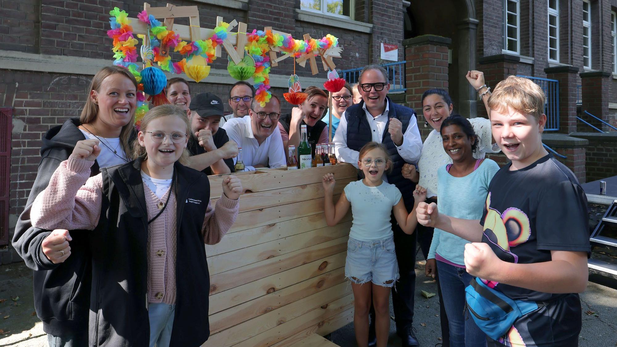 Im Hof hat die Young Caritas eine Kleidertauschbörse organisiert. (c) Dirk Jochmann