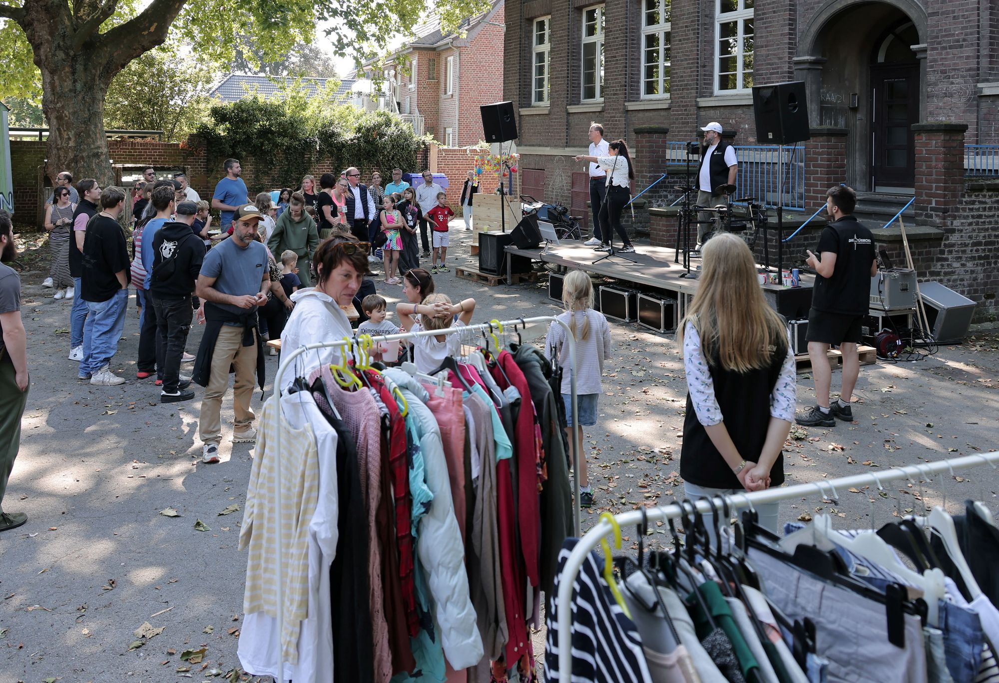 Im Hof hat die Young Caritas eine Kleidertauschbörse organisiert. (c) Dirk Jochmann