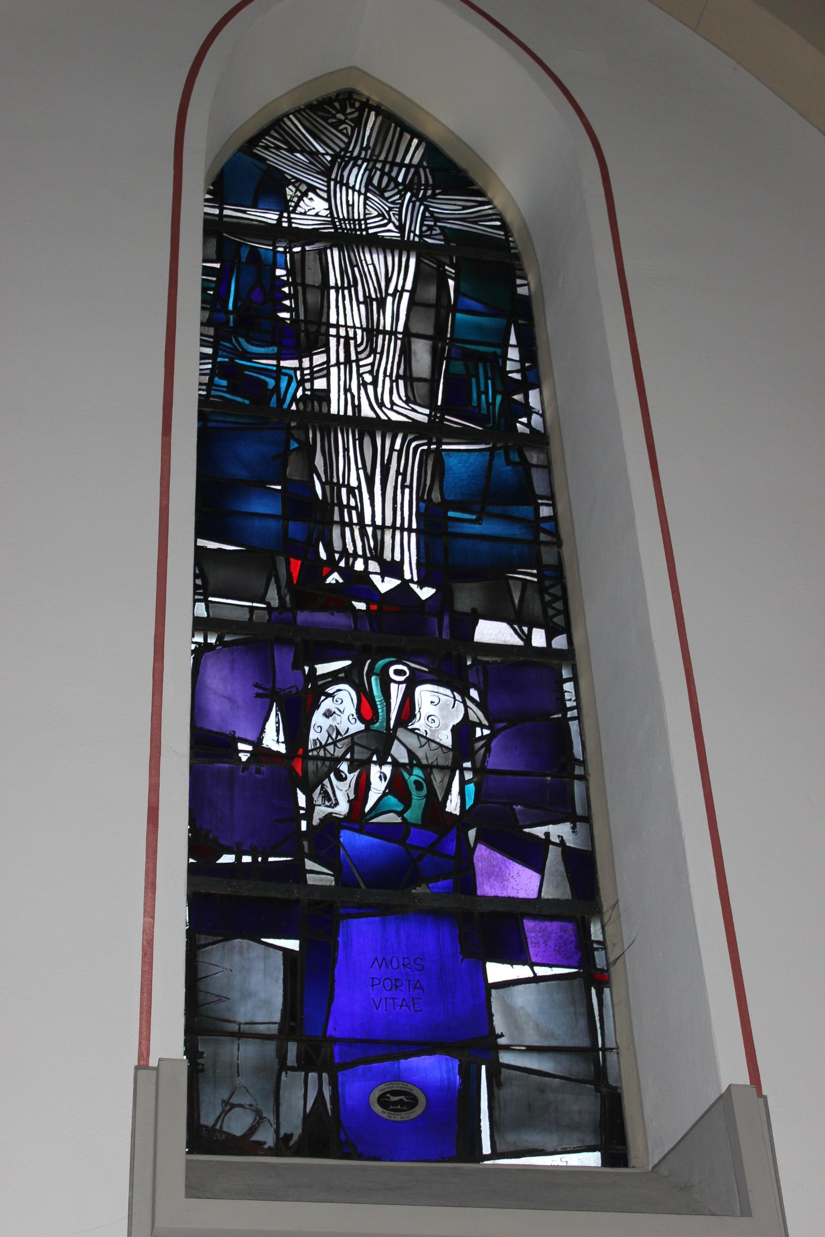 Das sogenannte Windhundfenster zeigt einen Pelikan, der seine Jungen mit seinem eigenen Blut speist, ein Symbol für den Opfertod Christi. (c) Bistum Aachen/Anja Klingbeil