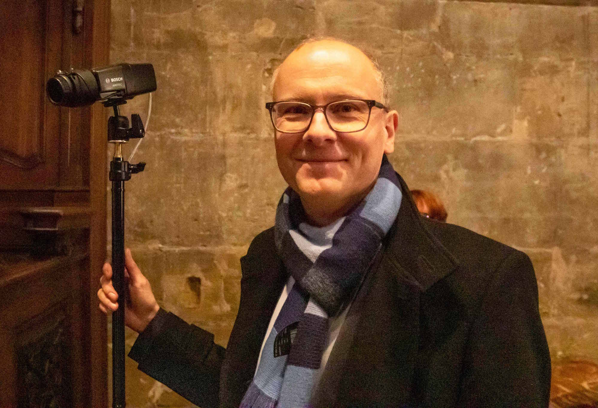Nicht ohne Stolz präsentiert Sören Wittmann von der Bosch Sicherheitssysteme GmbH die Aviotec-Kamera, ein wahres Wunderwerk der Technik. (c) Ralf Roeger