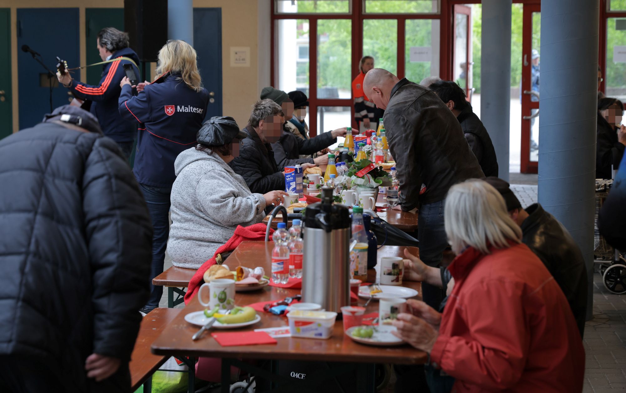 Auch das leibliche Wohl kam nicht zu kurz: Die Organisatoren des Wohlfühlmorgens hatten liebevoll ein Frühstücksbuffet hergerichtet. (c) Dirk Jochmann