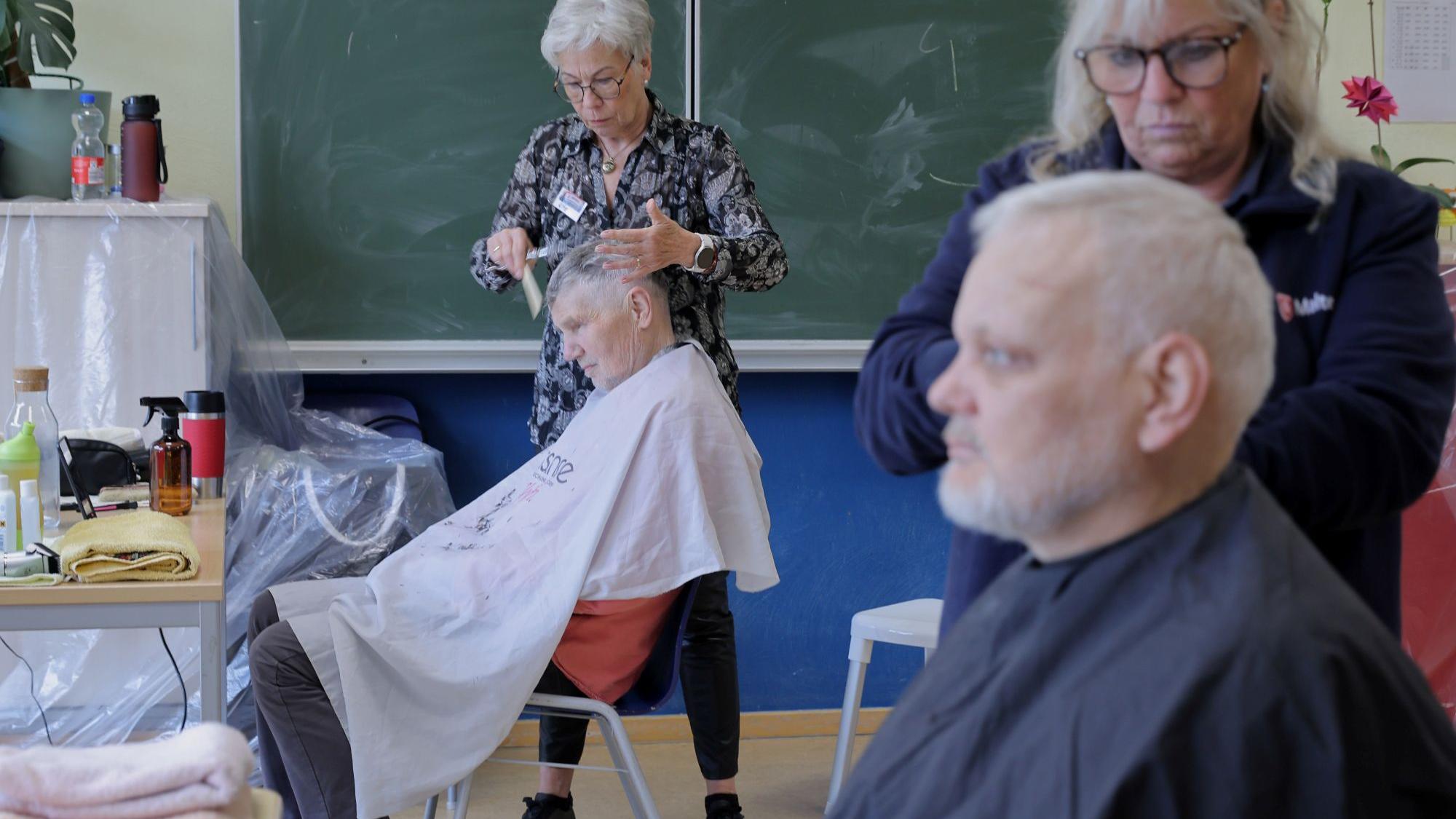 Drei Friseurinnen sind dabei. Ein Friseurbesuch ist bei vielen nicht drin.