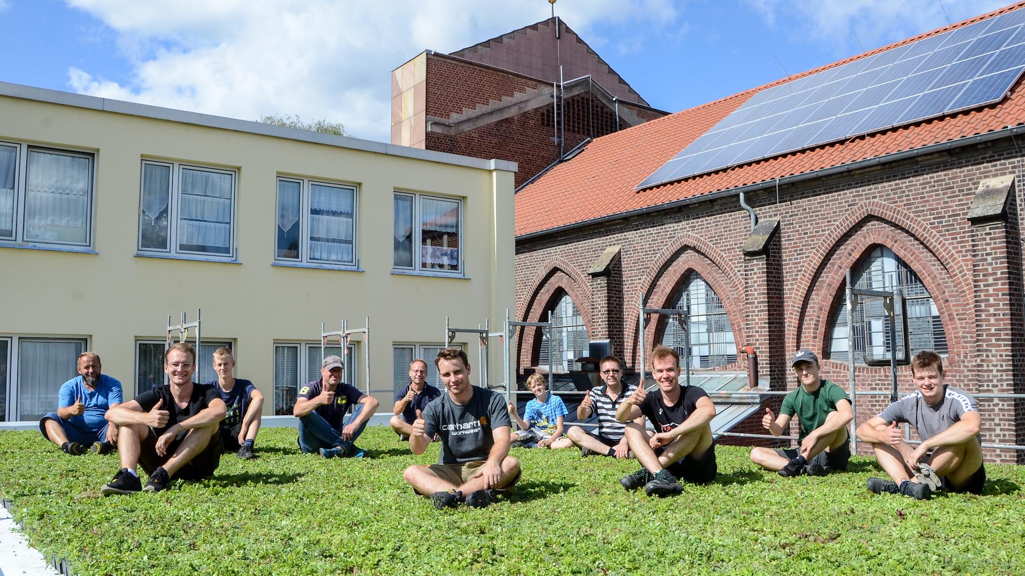 In Mönchengladbach hat youngcaritas mit der Dachbegrünung eines Gebäudes ihr erstes Projekt durchgeführt. (c) Caritas Mönchengladbach