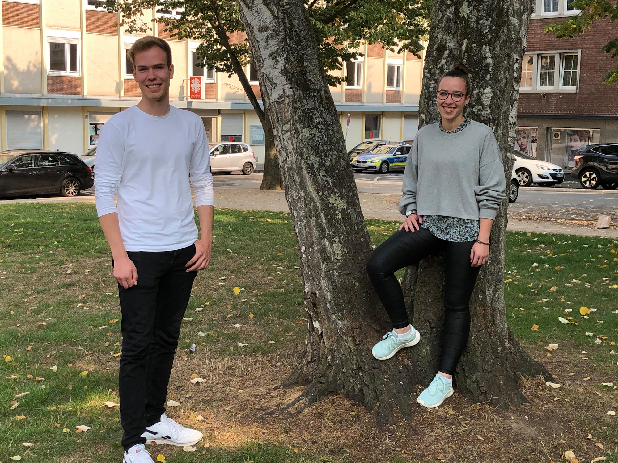 Noah Zachowksi und Annika Bettag bauen youngcaritas in Mönchengladbach auf. Sie sind Ansprechpartner für Jugendliche, die sich engagieren wollen. (c) Garnet Manecke