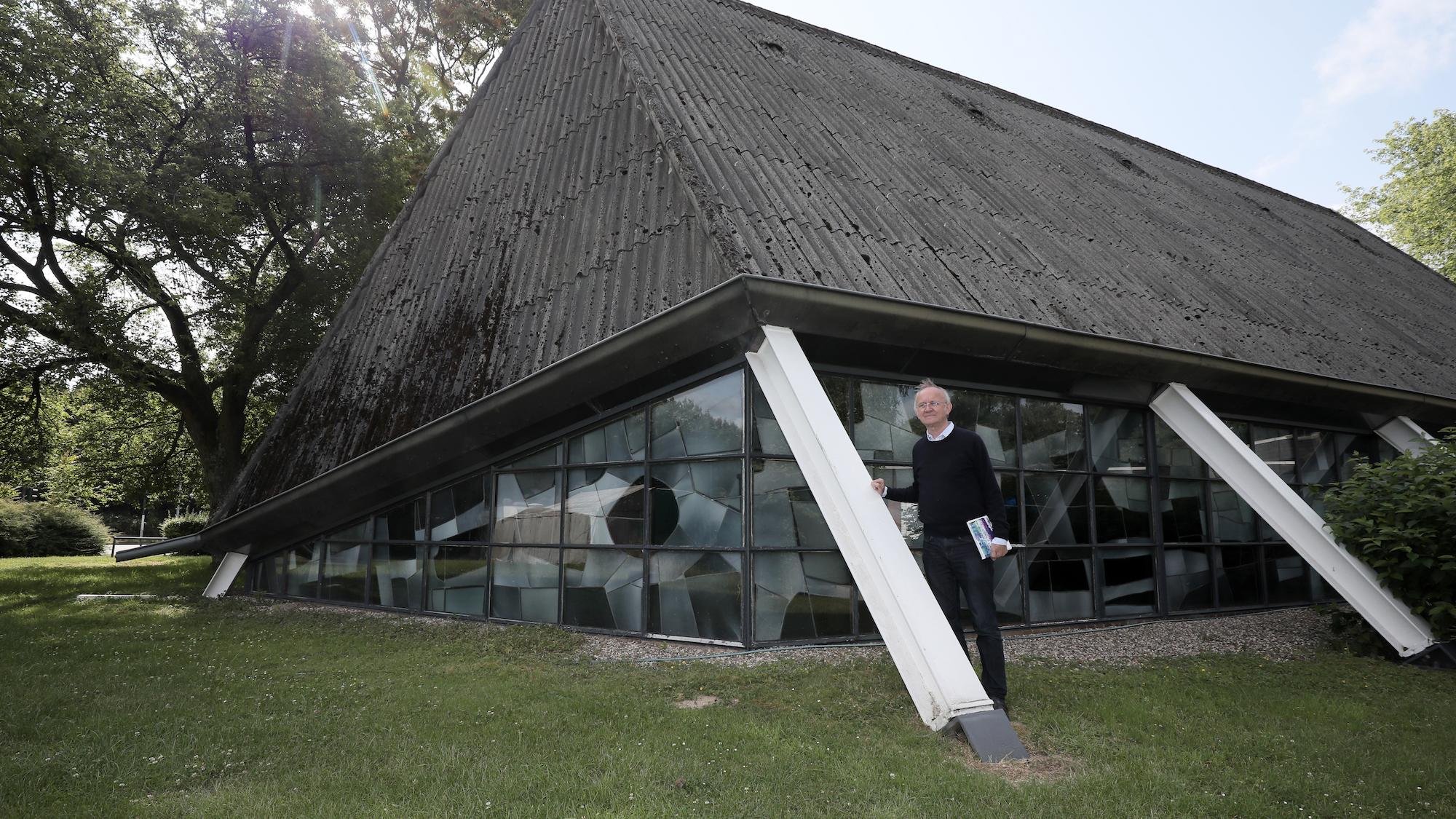 Gemeinderatsmitglied Richard Kamper zeigt die Kunstwerke der Kirche St. Hubertus. (c) Dirk Jochmann
