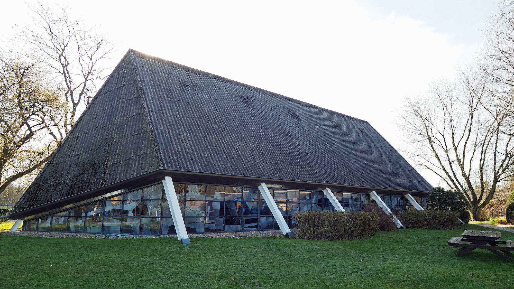 St. Hubertus Krefeld-Verberg wurde als demontierbare Kirche mit geringem Kosteneinsatz verwirklicht. (c) Rudolfo42/CC BY-SA 4.0 (via wikimedia commons