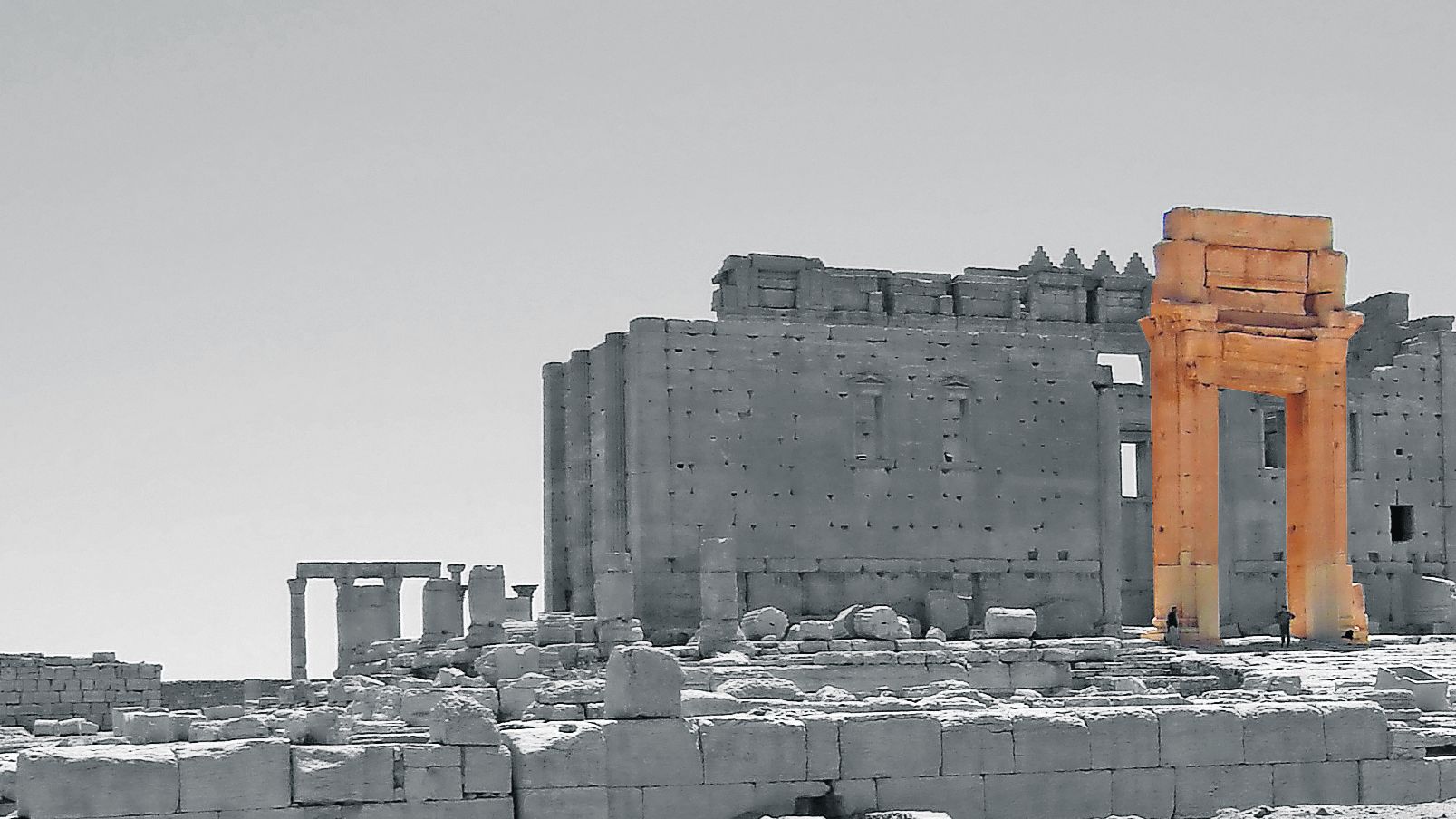 Dieses Bild zeigt, wie der Eingangsbereich des Baal-Tempels vor der Zerstörung aussah. Einzig die Säulen blieben stehen. (c) www.pixabay.com