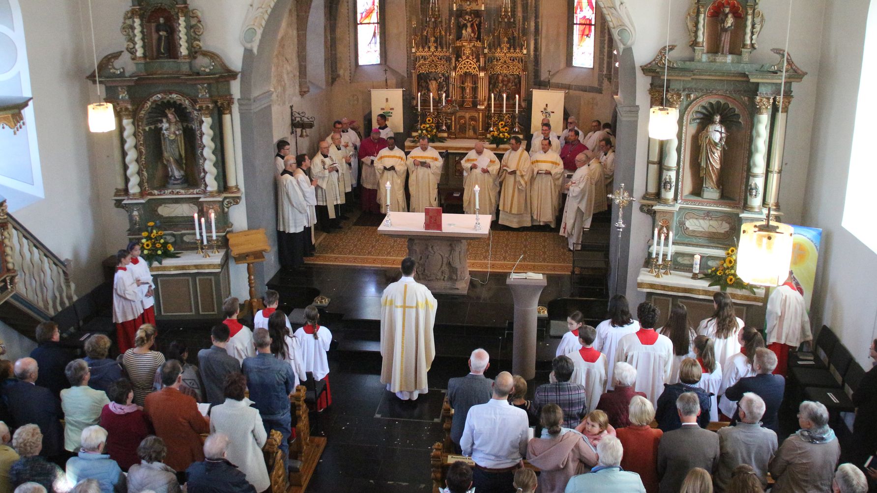Dicht gedrängt standen die Gläubigen in der Dollendorfer Kirche, um ihren neuen Pfarrer zu begrüßen. (c) Dorothée Schenk
