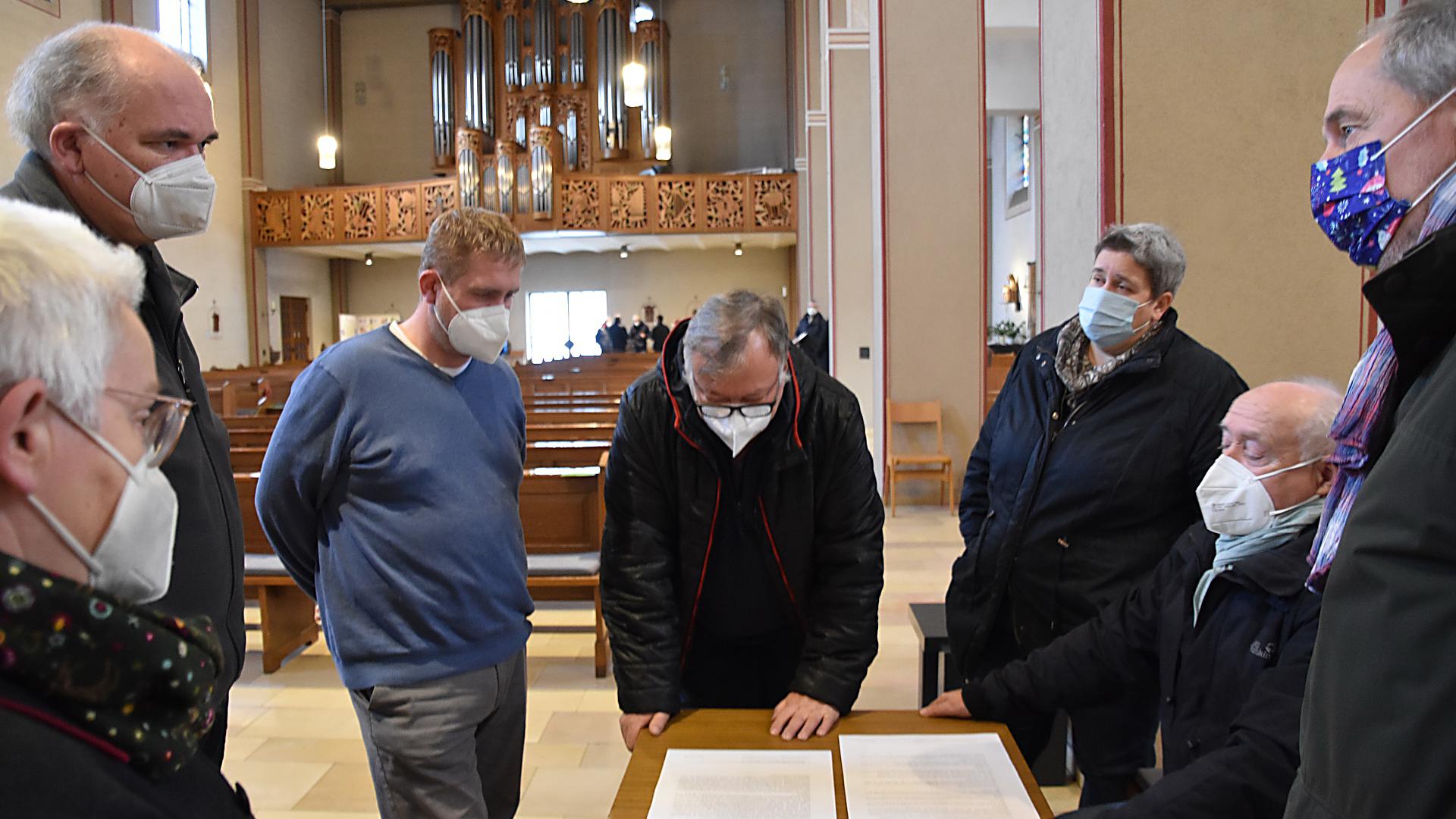 Auf Augenhöhe im Gespräch über die Zukunft der Kirche vor Ort (v. r.): Franz Esser, Berti Jannes, Gerda Schilles, Thomas Wolfgarten, Marco Sistig, Pfarrer Erik Pühringer und Marita Wetzel. (c) Manfred Lang/pp/Agentur ProfiPress