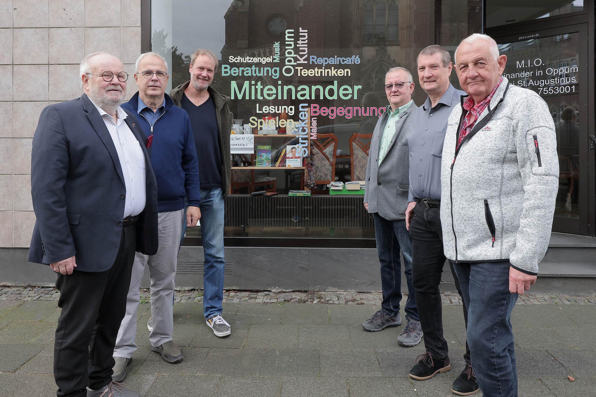 V. l.: Hans-Joachim Hofer (Förderverein Handball Oppum), Pfarrer Hans Russmann, Lars Meyer (Bürgerverein Oppum 1960 e.V.), Werner Gumbert (1. Vors. KZV Oppum), Dietmar Giesen (Begegnungszentrum MIO, Miteinander in Oppum), Hartmut Schmitz (Schützengesellschaft Krefeld Untergath)