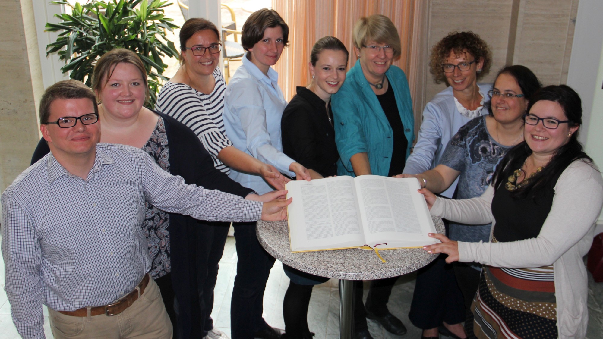 Ihre zentrale Botschaft und der Grund, von dem aus sie senden, ist das Evangelium: v. l. Alexander Tetzlaff, Michelle Engel, Martina Lesmeister, Cornelia Derichs, Mareike Jauß, Beatrix Hillermann, Angela Reinders, Marion Meurer und Julia Klütsch (c) Andrea Thomas