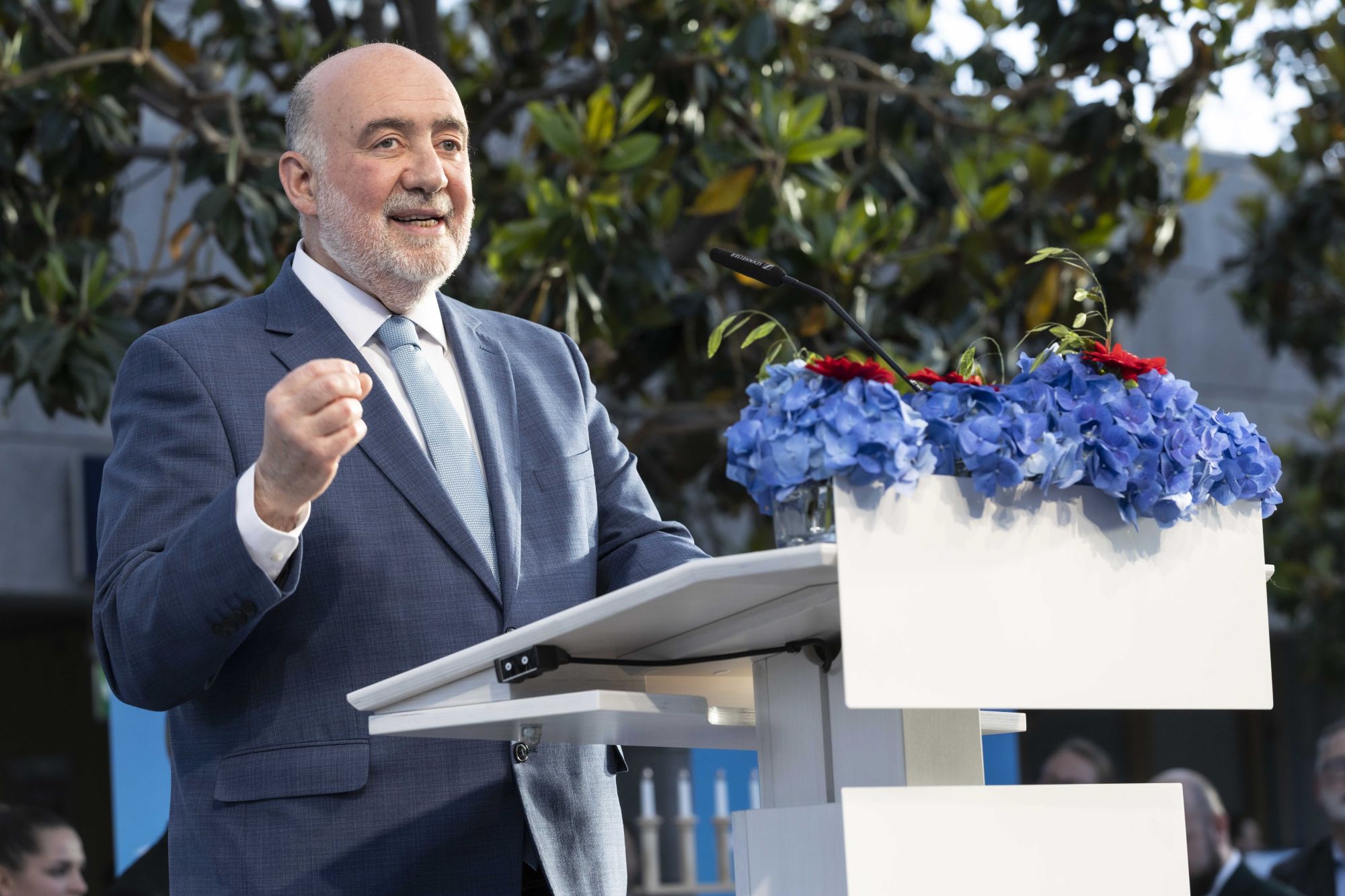 „Hoffnung machen mir die vielen Menschen, die gerade jetzt Brücken bauen, statt Gräben zu vertiefen“, sagt Botschafter Ron Prosor. (c) Ruthe Zuntz