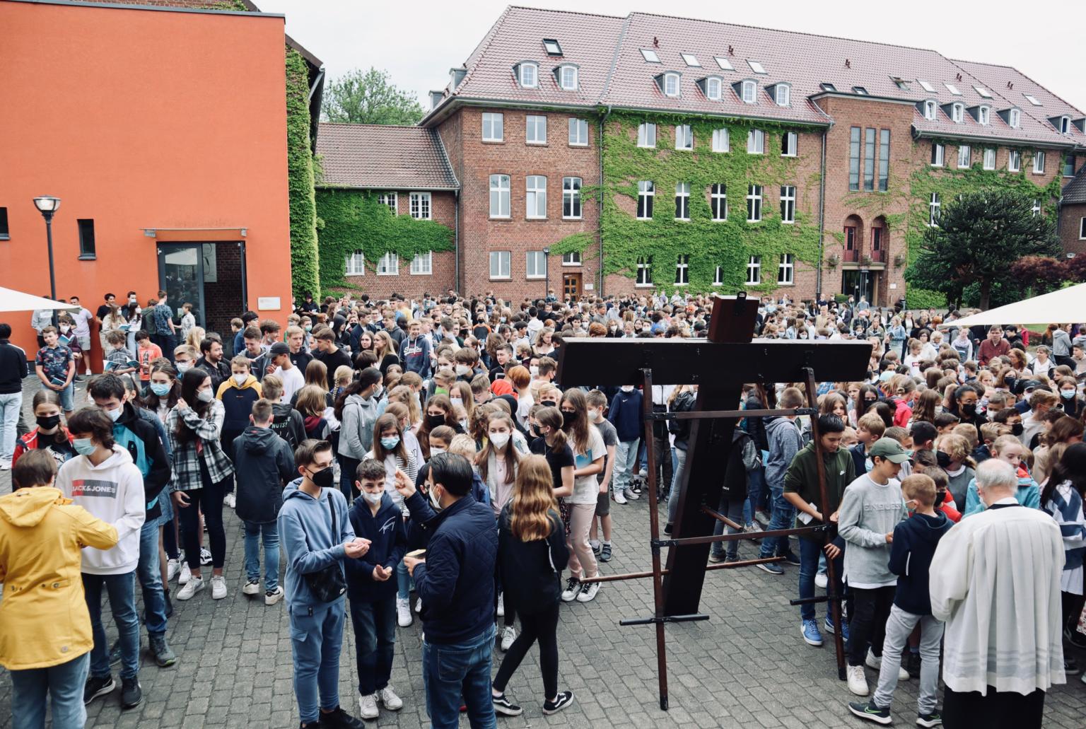 Eine große Resonanz hatte die Aktion „Friedenskreuz“ in Overbach. (c) Gymnasium Haus Overbach