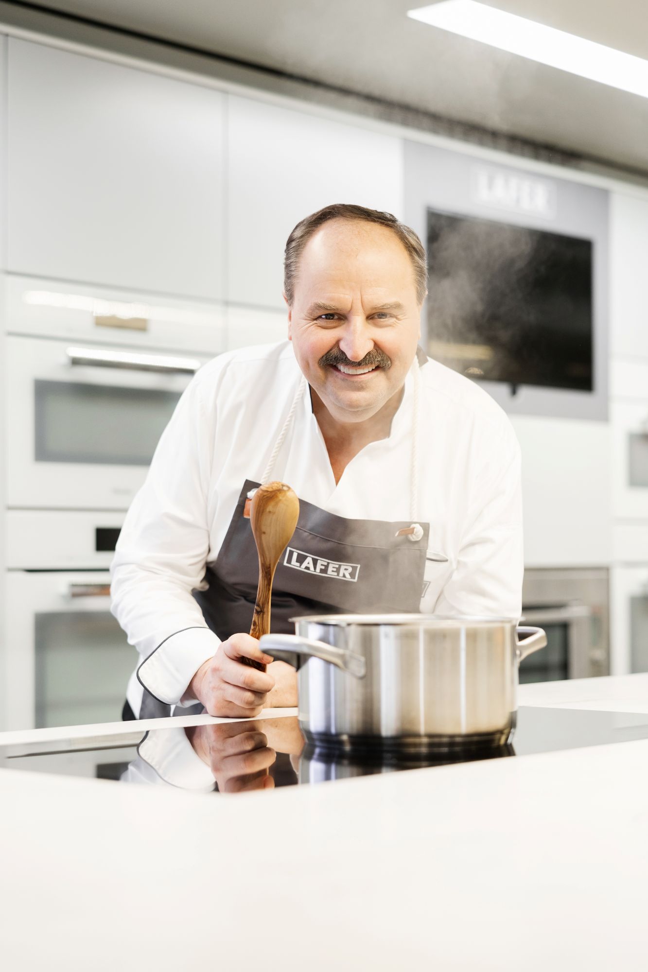 Gutes Essen ist eine Form der Seelsorge, findet Johann Lafer. Weiter unten finden Sie Rezepte für ein Weihnachtsmenü. (c) Anne Peter