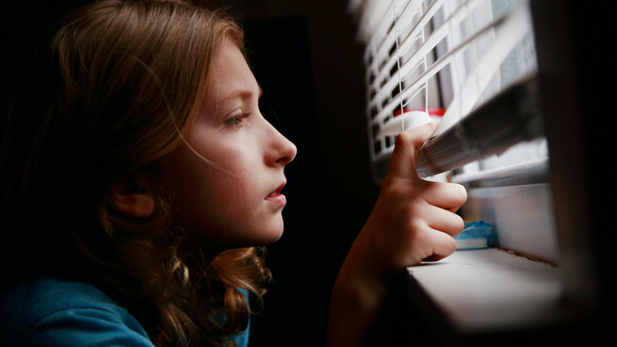 Selbst bei schlimmen Erfahrungen empfinden Kinder die Trennung von ihren Eltern als schmerzlich. (c) Alexander Grey/unsplash.de