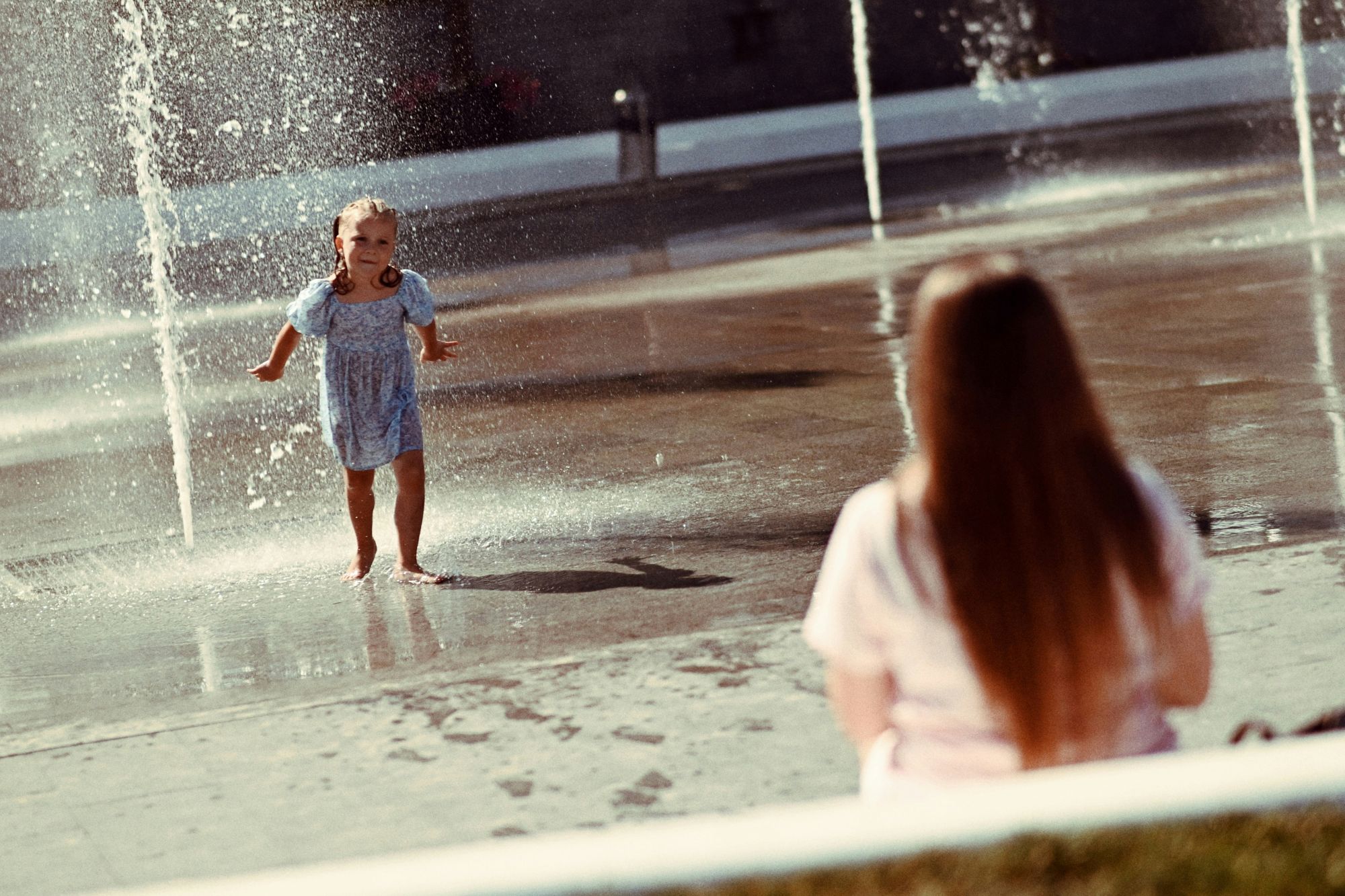  Auch Wasser kühlt die Innenstädte herunter. Ebenso wichtig  sind Trinkwasserbrunnen. (c) Andrew Ivov/unsplash.de