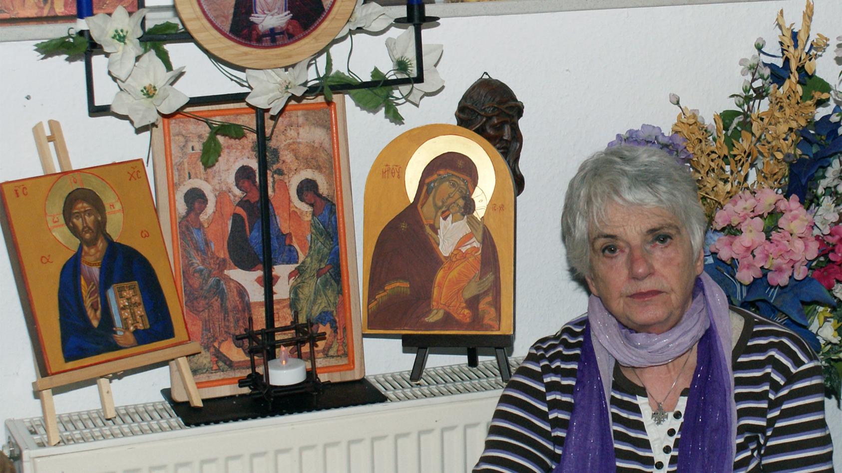 Annemarie Keldenich schätzt die Welt der ostkirchlichen Heiligen und hat ihnen in ihrer Wohnung einen eigenen Raum geschaffen. (c) Foto: Marie-Luise Otten