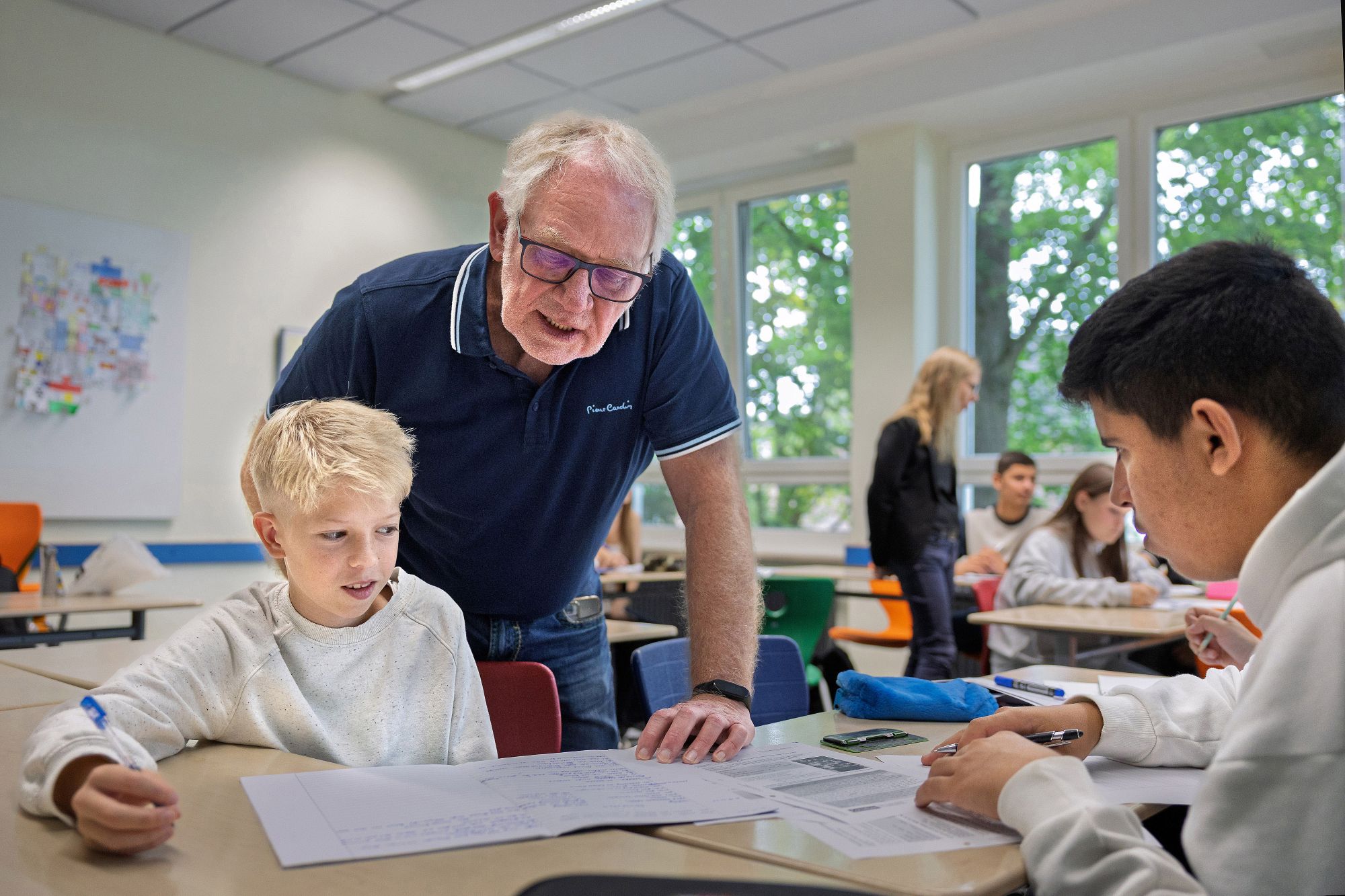 Neuanfang und Hoffnung auf ein neues Leben Ein normaler Morgen an der Bischöflichen Liebfrauenschule in Eschweiler – für einige Kinder und Jugendliche ein besonderer Unterrichtstag: In der „Internationalen Klasse“ treffen sich Schülerinnen und Schüler aus acht Nationen – Irak, Syrien, Ukraine, Rumänien, Mazedonien, Thailand, Albanien und Marokko. Sie alle eint der Neuanfang in einem fremden Land, das Lernen einer neuen Sprache und die Hoffnung auf ein besseres Leben. (c) Dagmar Meyer-Roeger