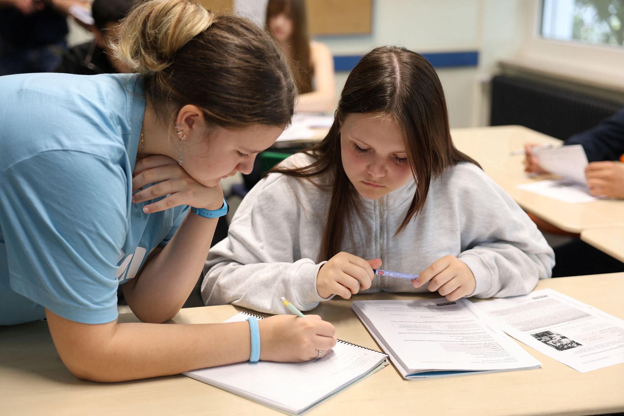 Alles – außer gewöhnlich Frontalunterricht? Undenkbar. In der internationalen Klasse wird sehr individuell in Kleingruppen gearbeitet. (c) Dagmar Meyer-Roeger