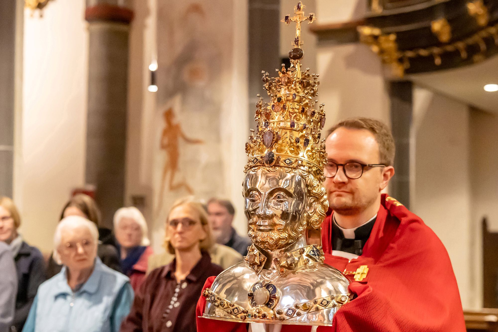Segen: Propst Andreas Möhlig lädt ein, sich stärken zu lassen. (c) Dagmar Meyer-Roeger