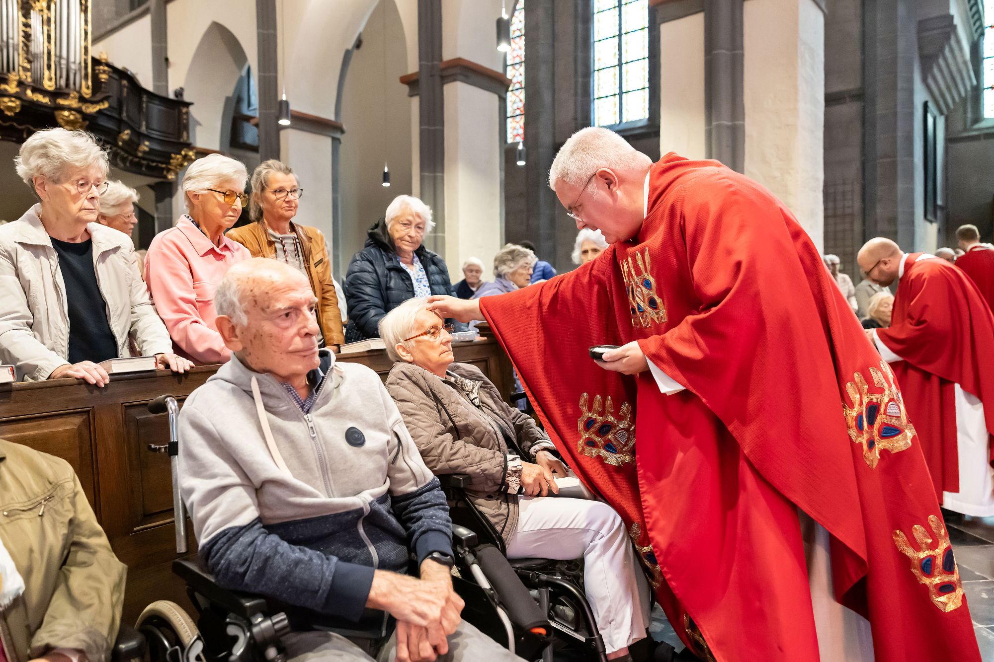 Stärkung: Generalvikar Jan Nienkerke spendet die Krankensalbung. (c) Dagmar Meyer-Roeger