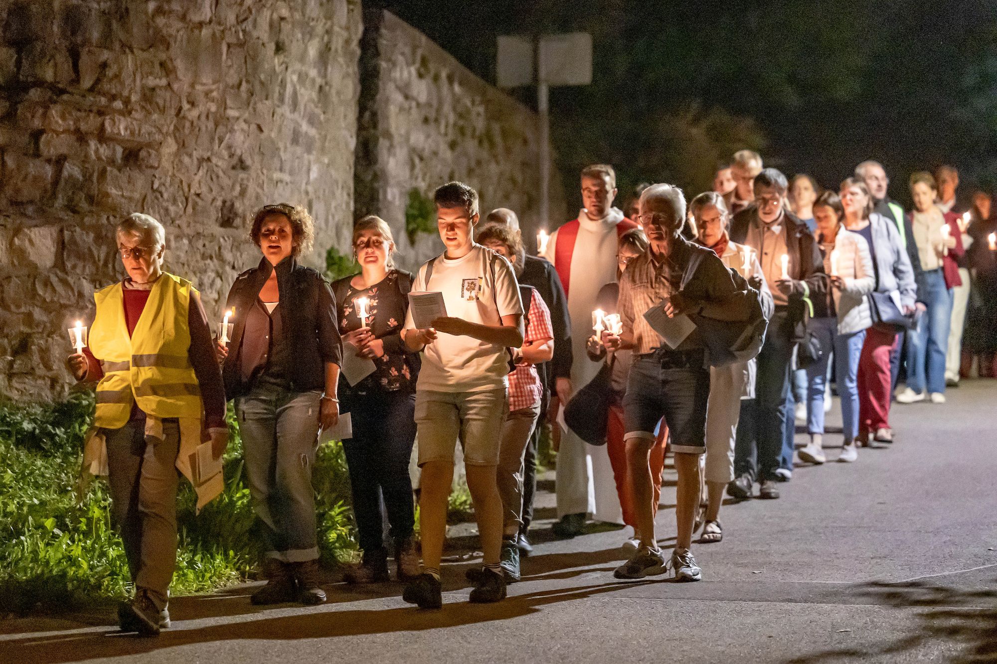 Von der Bergkirche hinab zur Propsteikirche: Mit einer Kerze in der Hand durch die Nacht.