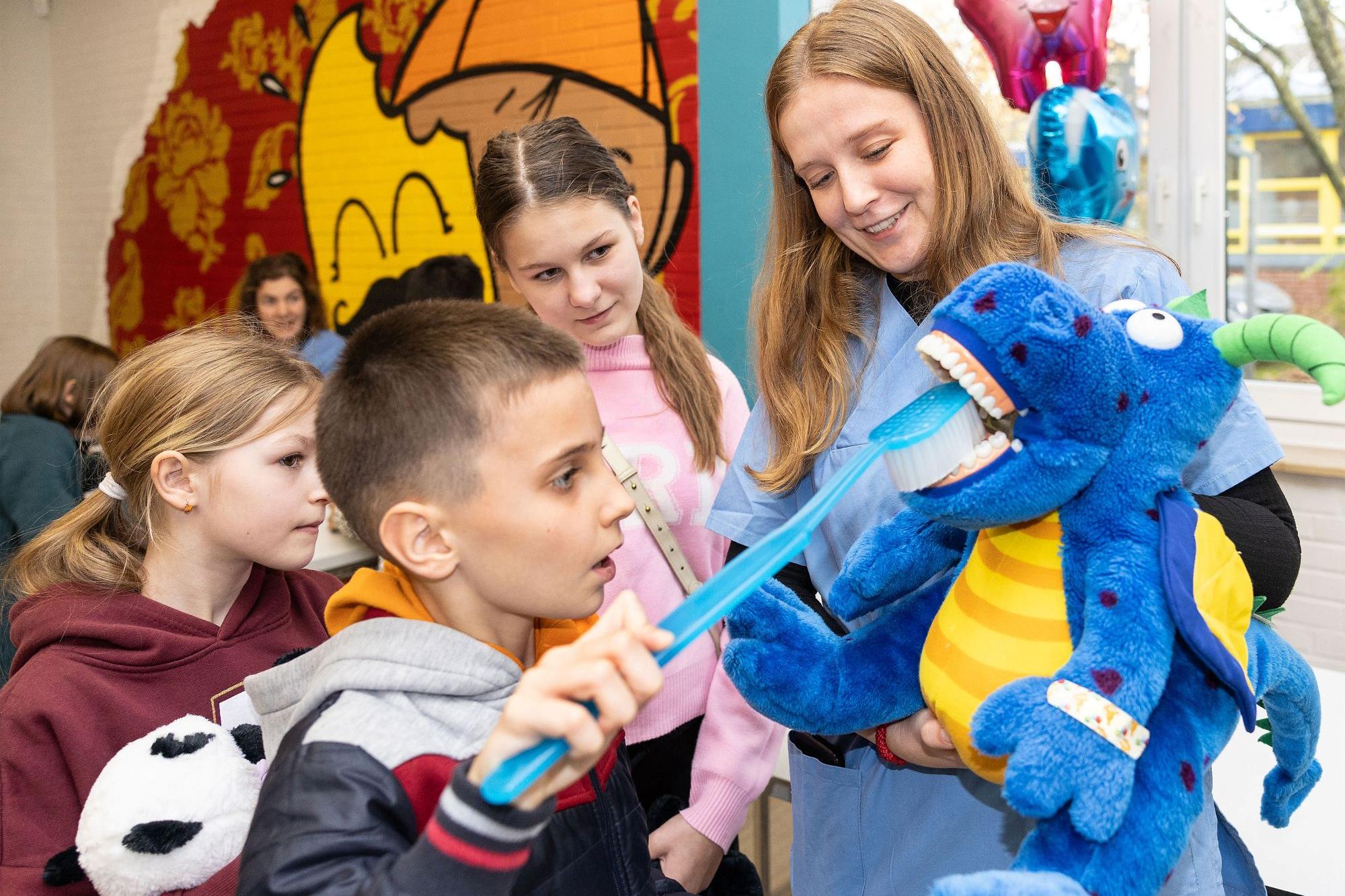 Zähneputzen sollte mindestens zwei Mal am Tag auf dem Programm stehen.