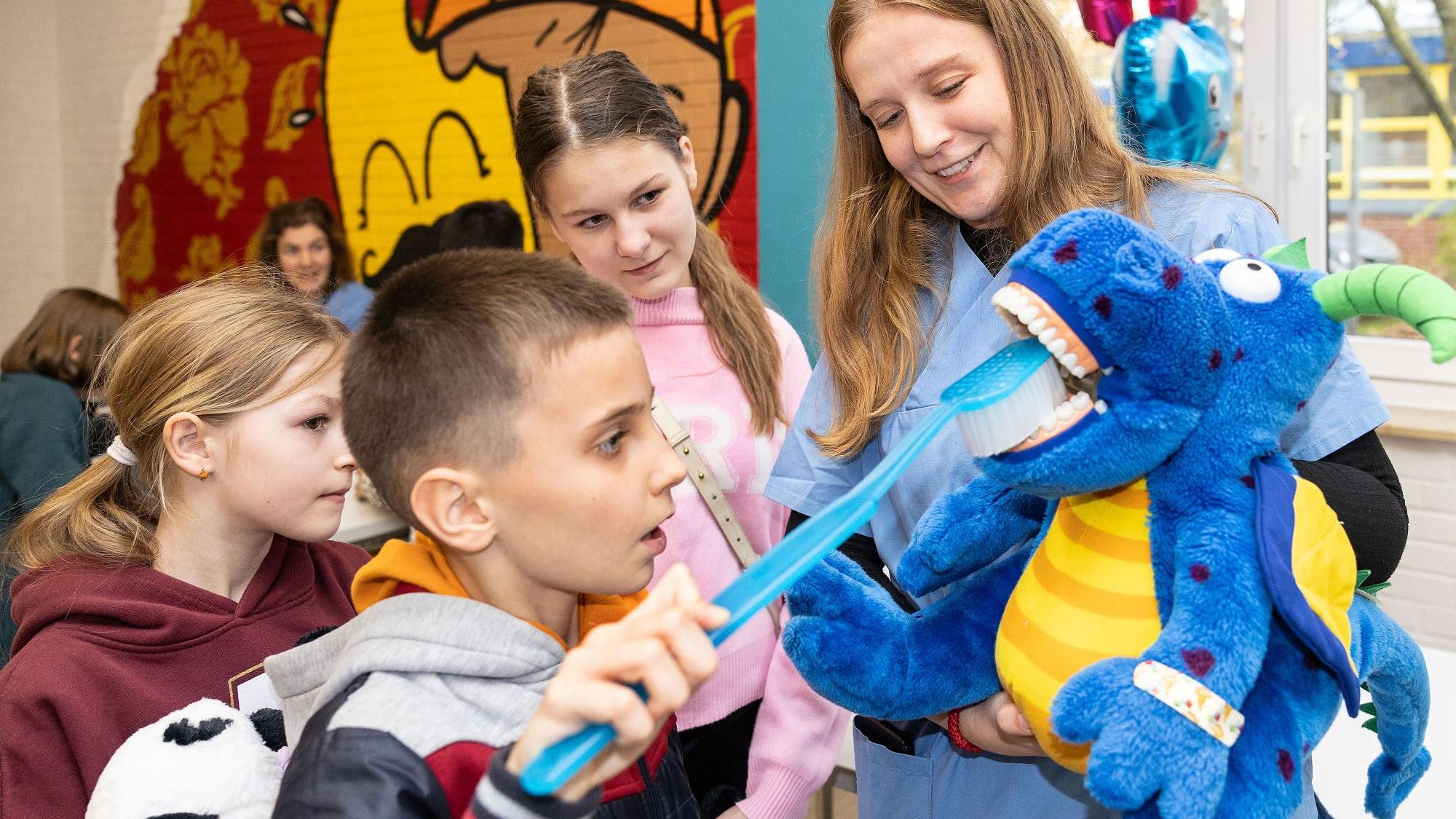 Zähneputzen sollte mindestens zwei Mal am Tag auf dem Programm stehen.