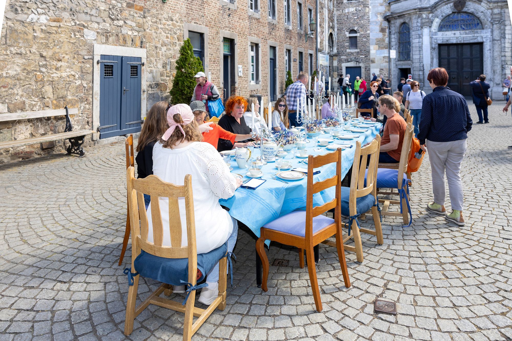 Stilvoll gedeckt, Kerzen und Etageren für Obst oder Süßigkeiten inklusive: Die Tafel vor dem Dom ist zwar als Kunstwerk gedacht; sie lädt jedoch nicht nur zum Schauen ein, sondern zum Teilnehmen. (c) Dagmar Meyer-Roeger