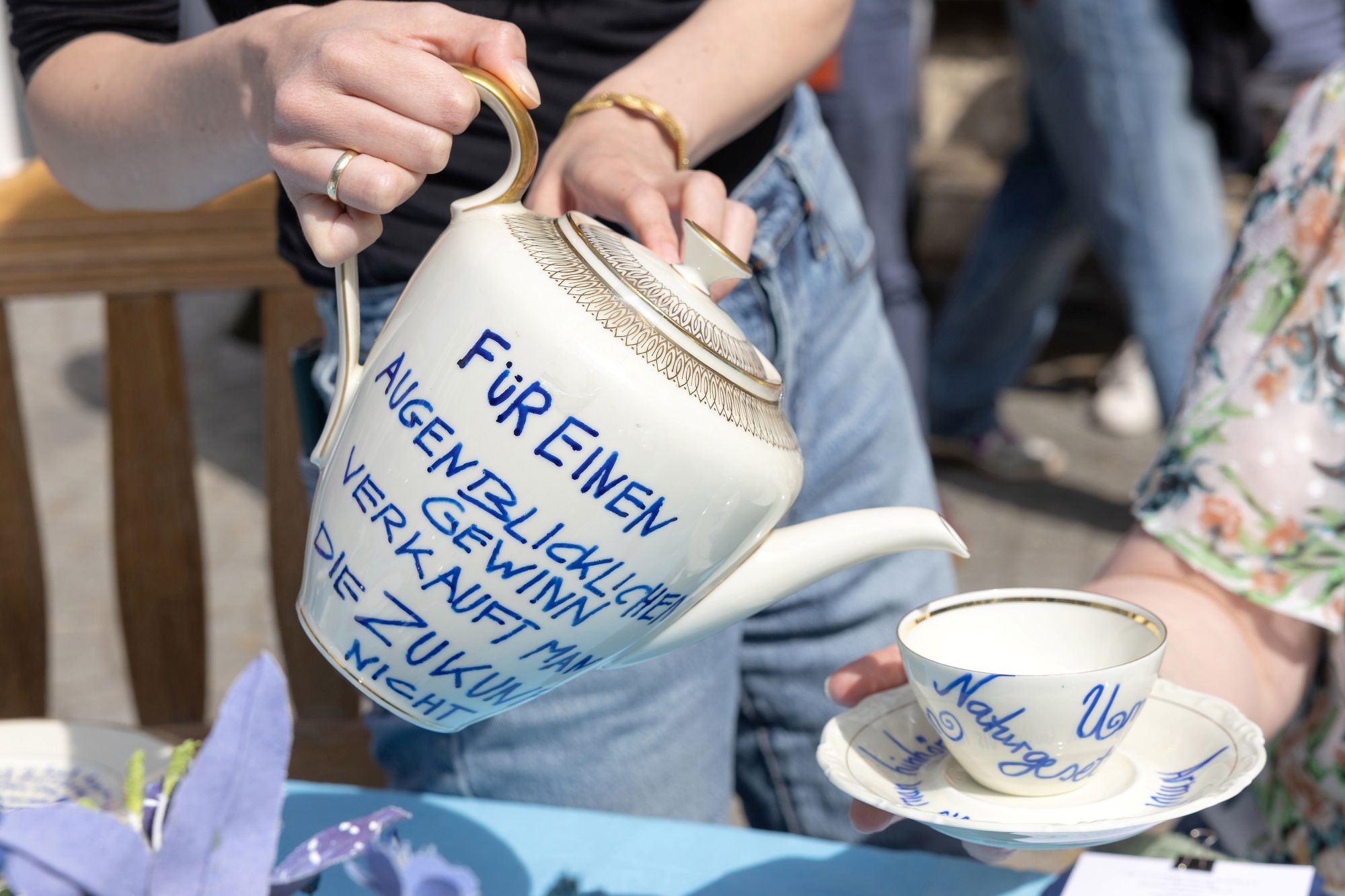 Glasierte Impulse: Auf selbstgestaltetem Geschirr finden sich Botschaften zu Arbeit, Würde und Hoffnung. (c) Dagmar Meyer-Roeger