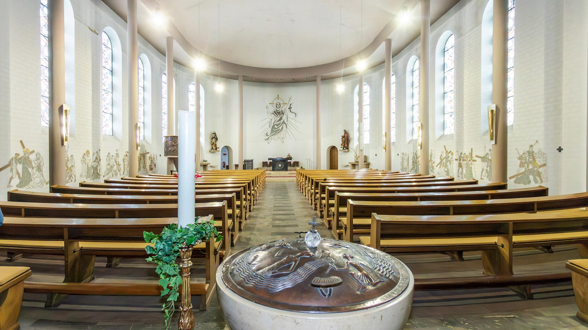 50er Jahre pur: Der freie Blick in die Kirche St. Bartholomäus in Mützenich und ihren Chorraum mit dem auferstandenen Christus. (c) Bistum Aachen/Dagmar Meyer-Roeger