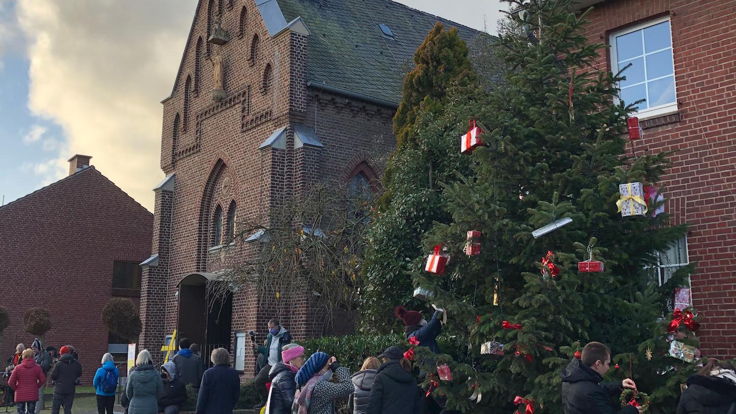 Am Tag vor dem ersten Advent konnte die Gemeinde in Kuckum Abschied von ihrer Kirche nehmen. (c) Garnet Manecke