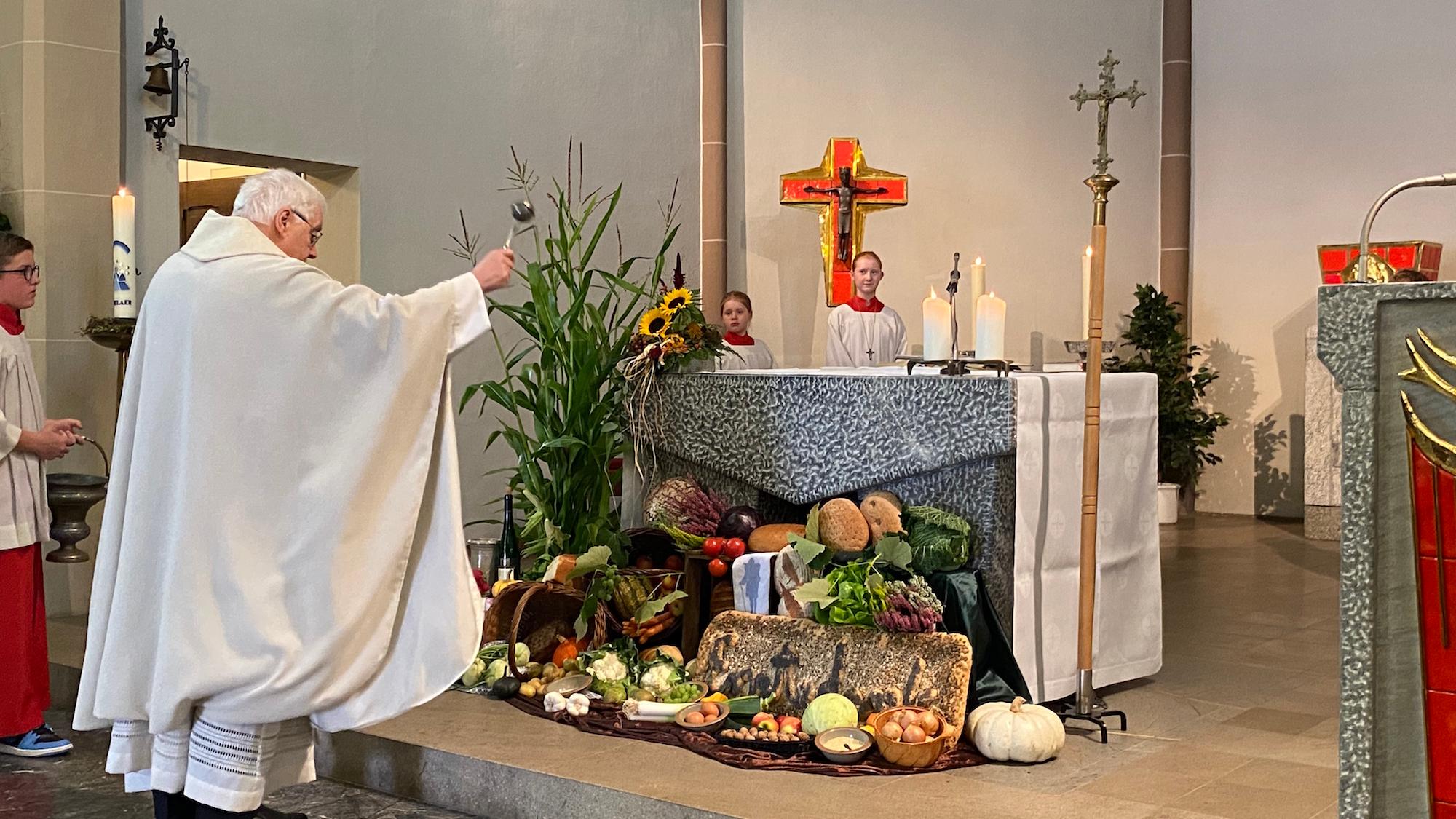 In vielen Gemeinden im Bistum Aachen wird, wie hier in St. Rochus Broich-Peel, Erntedank gefeiert. (c) Garnet Manecke