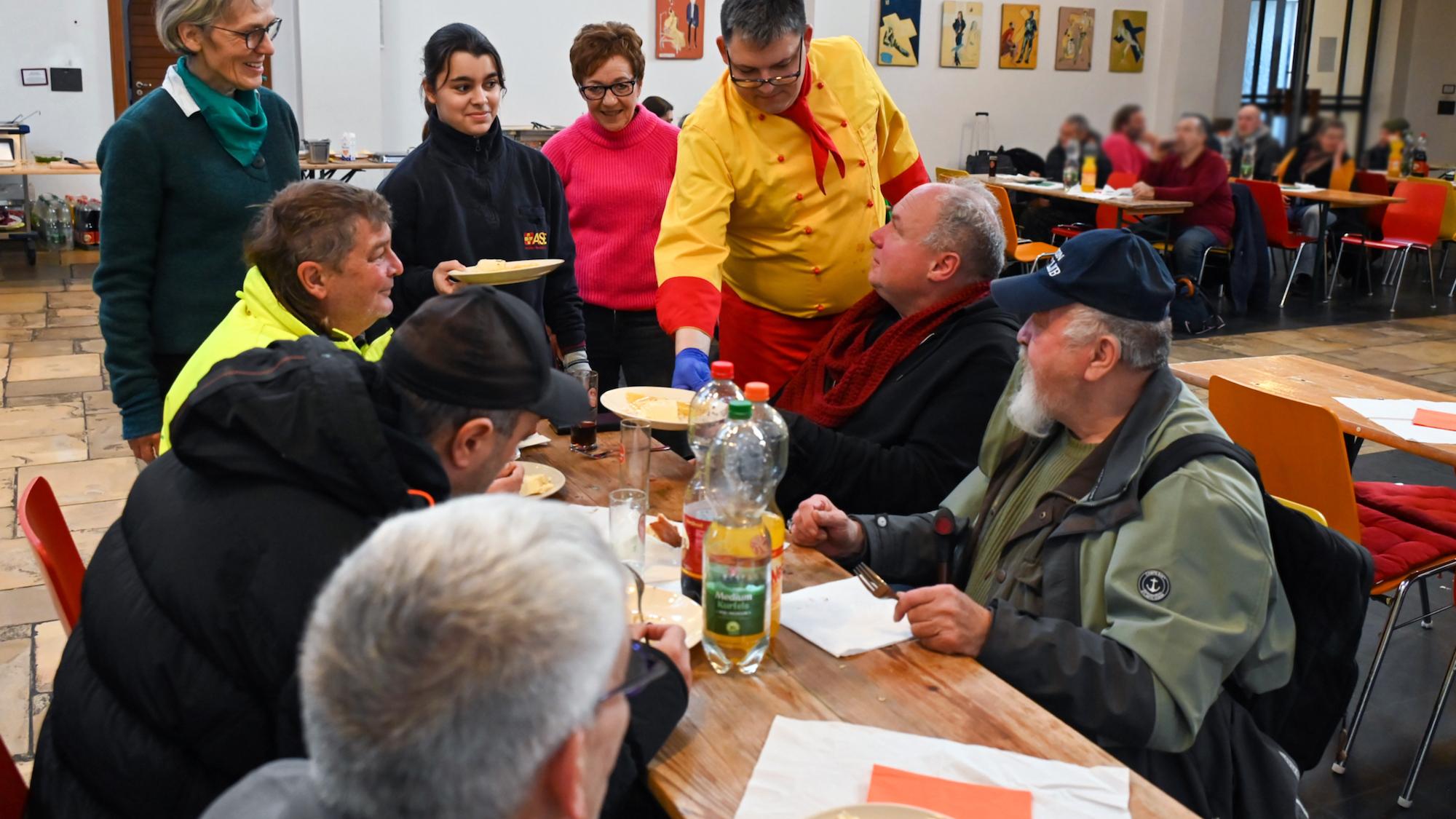 Im Dezember 2024 bereitete Küchenmeister Sebastian Küpper den Gästen ein Festessen zu. (c) Verein Wohlfahrt