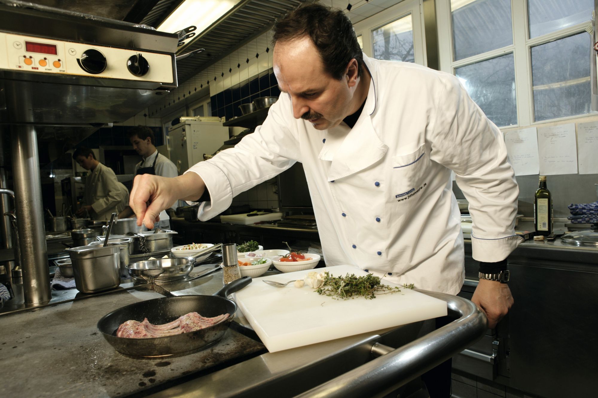 In zahlreichen TV-Formaten, Büchern, Magazinen und in seinem Restaurant „Val d’Or“ auf der Stromburg beweist Johann Lafer seit Jahren, dass er ein Meister seines Fachs ist. (c) Christian O. Bruch