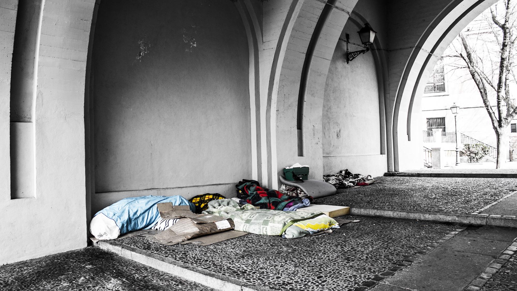 Die Sehnsucht nach einem Zuhause drückt sich auch darin aus, dass Obdachlose ihre Schlafplätze wie Zimmer einrichten. (c) www.pixabay.com
