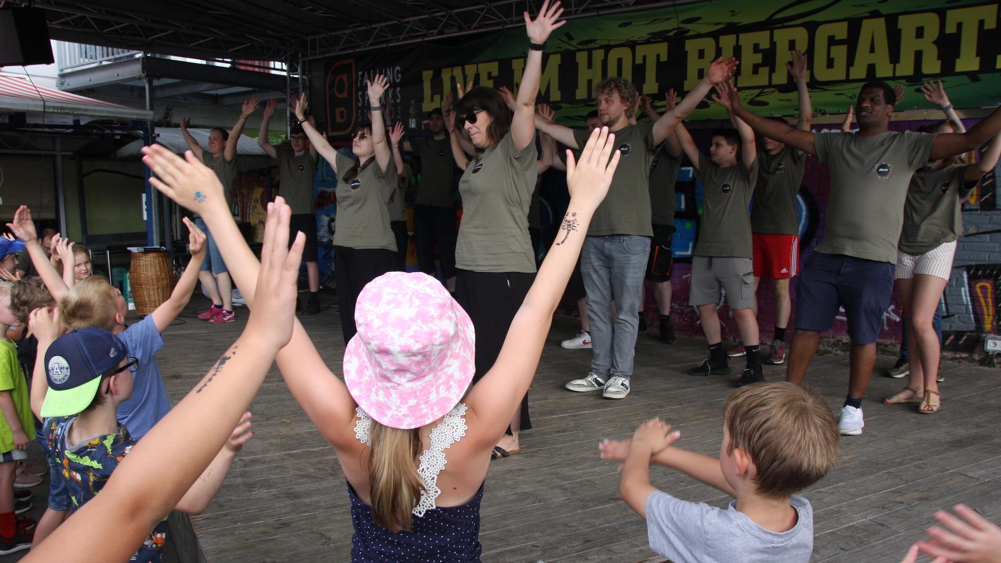 Tanz zum Abschied: Betreuer und Kinder feierten zum letzten Mal am Ende der Sommerferienspiele des Jugendzentrums HOT St. Gertrud in Herzogenrath. Die Einrichtung muss Ende des Jahres schließen. (c) Karl Stüber