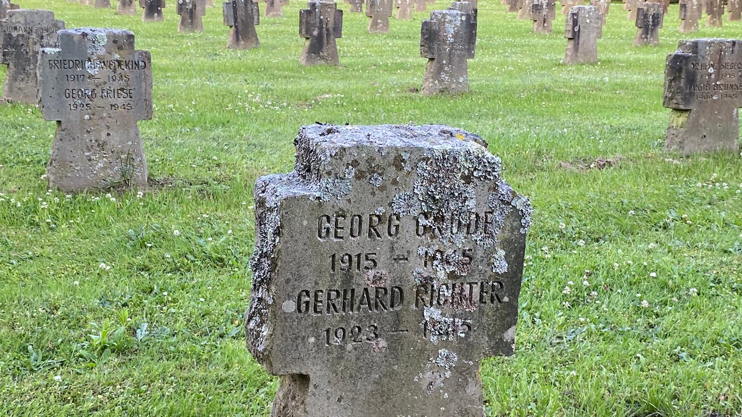 Ein Krieg kennt nur Verlierer, wie hier die 893 Gräber auf einem Soldatenfriedhof zeigen. (c) Garnet Manecke