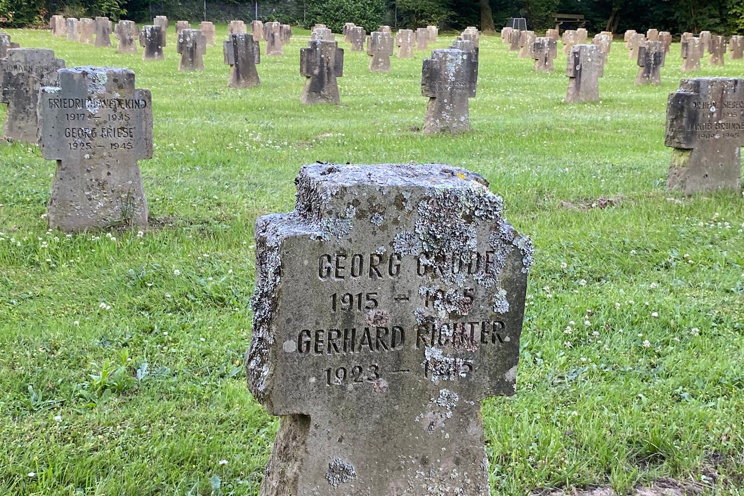 Ein Krieg kennt nur Verlierer, wie hier die 893 Gräber auf einem Soldatenfriedhof zeigen.